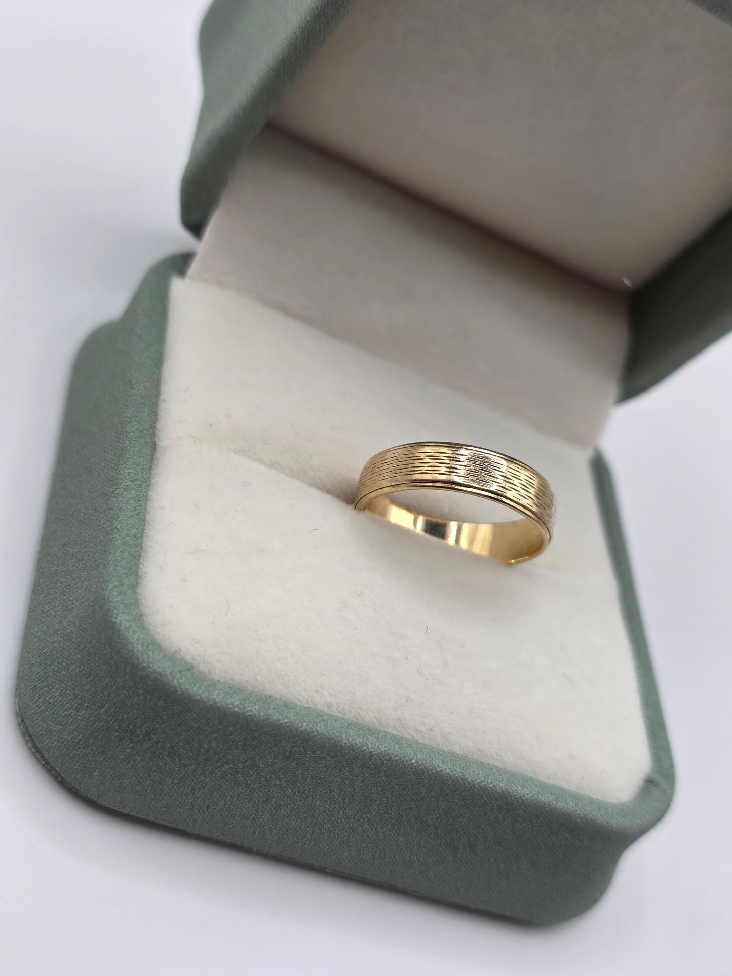 Vintage 9ct gold patterned ring