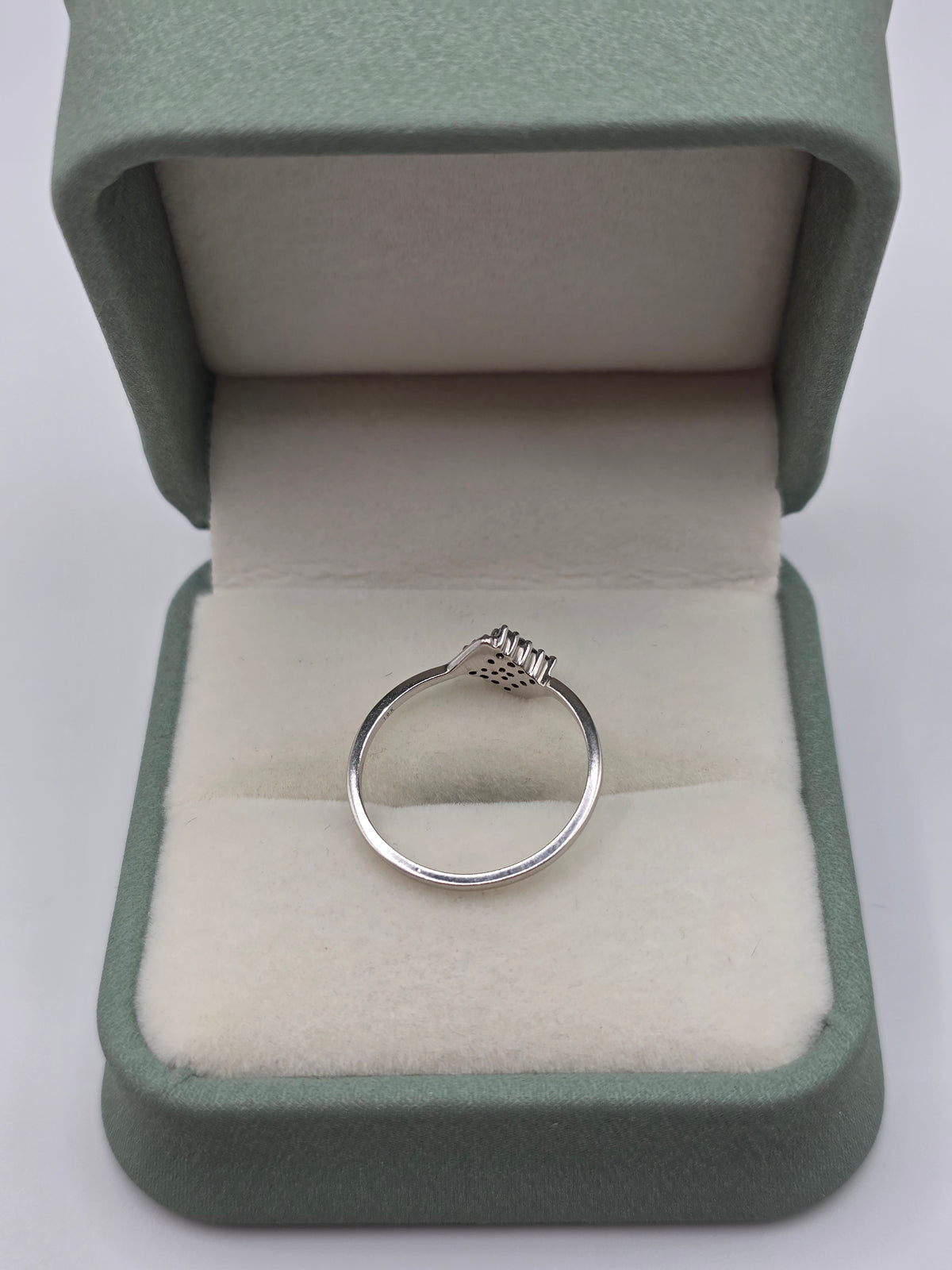 9ct white gold alexandrite ring