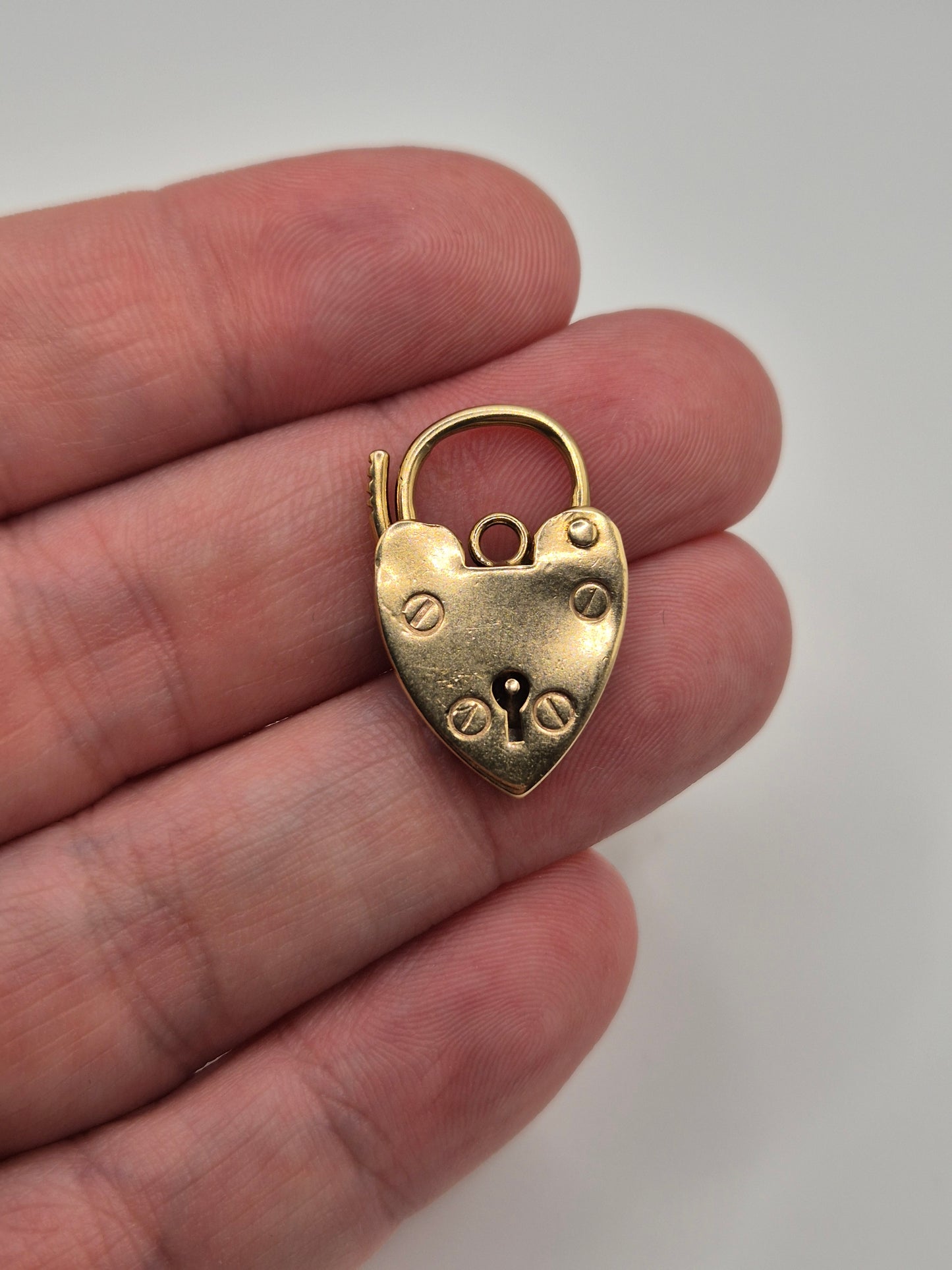 Large 9ct gold padlock (8)