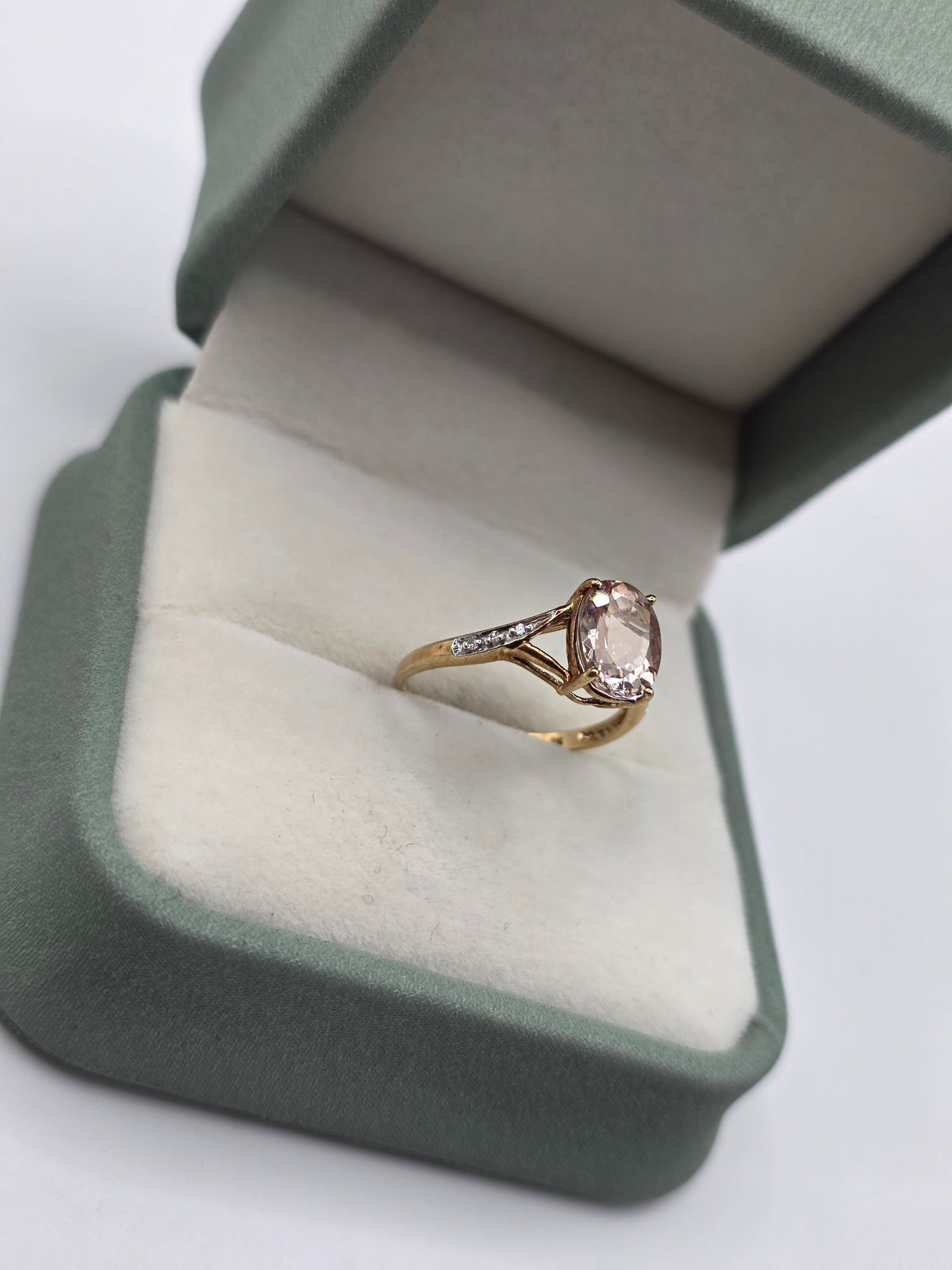 9ct gold morganite and diamond ring