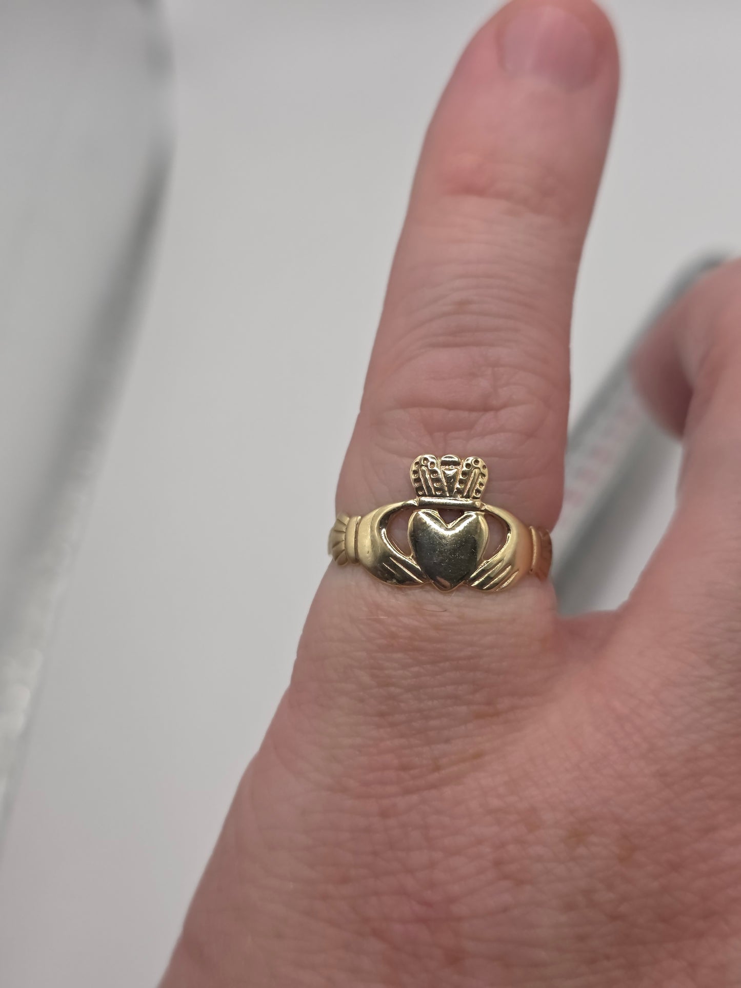 9ct gold claddagh ring
