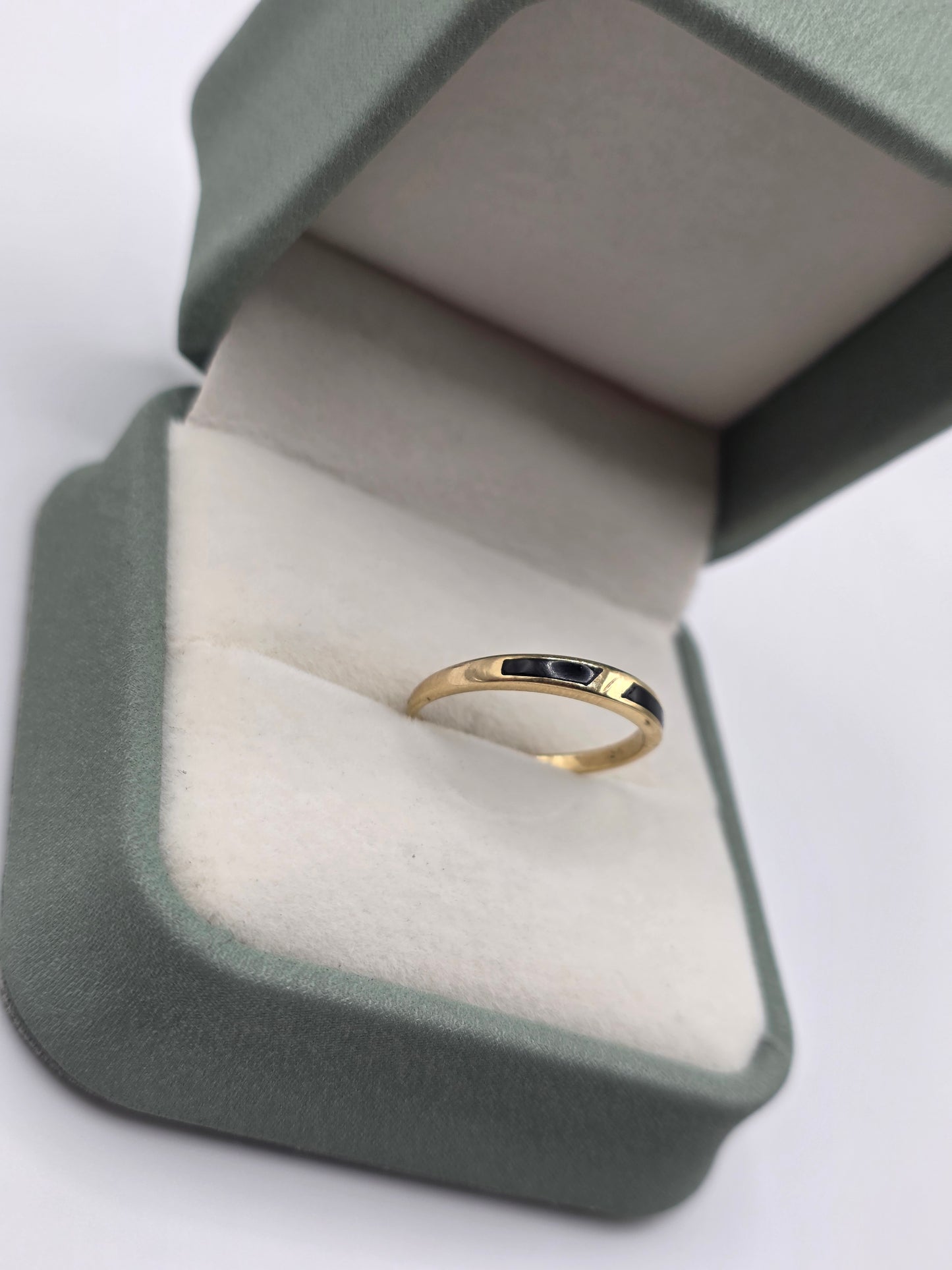 9ct gold onyx ring