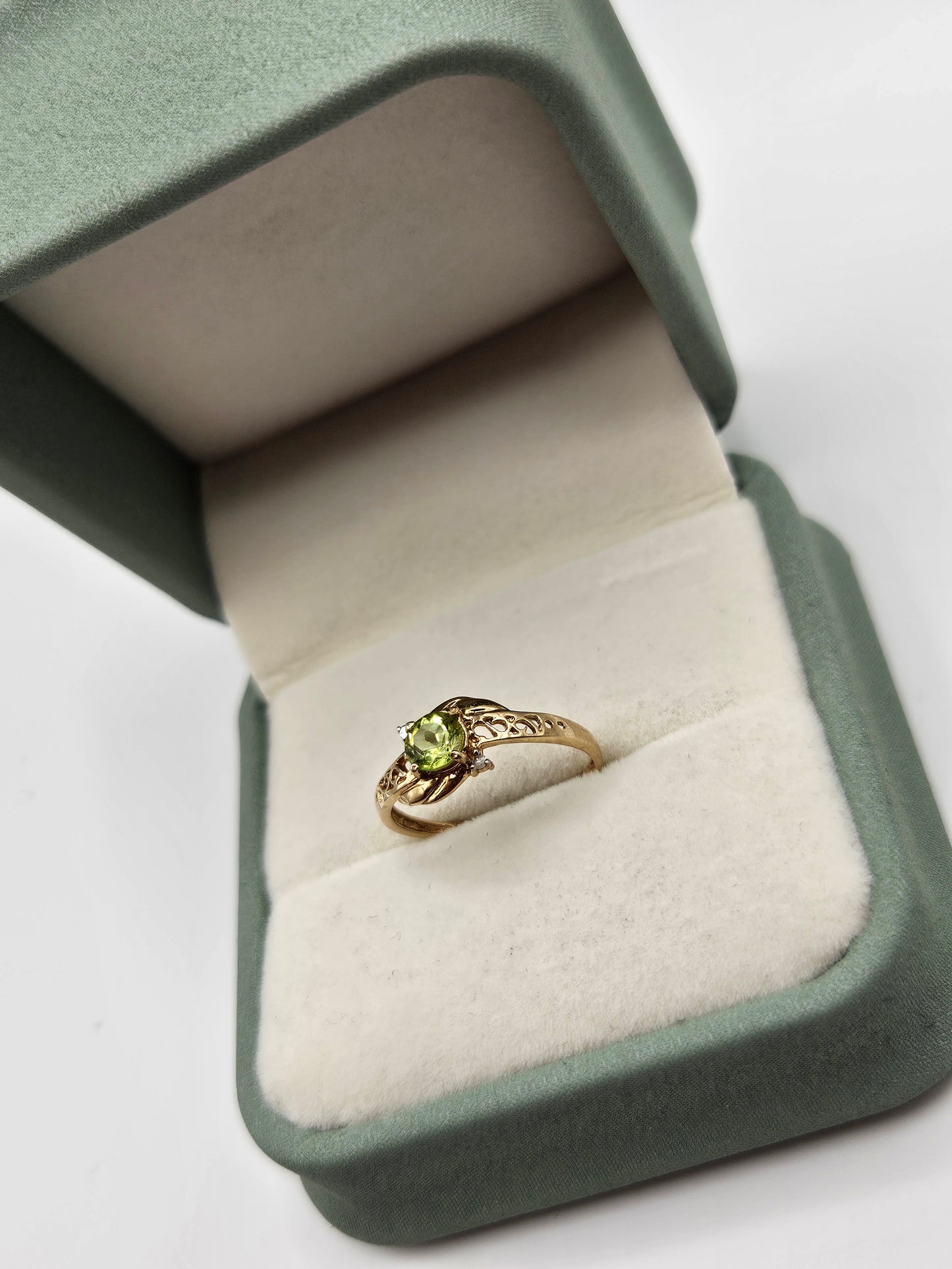 9ct gold peridot ring