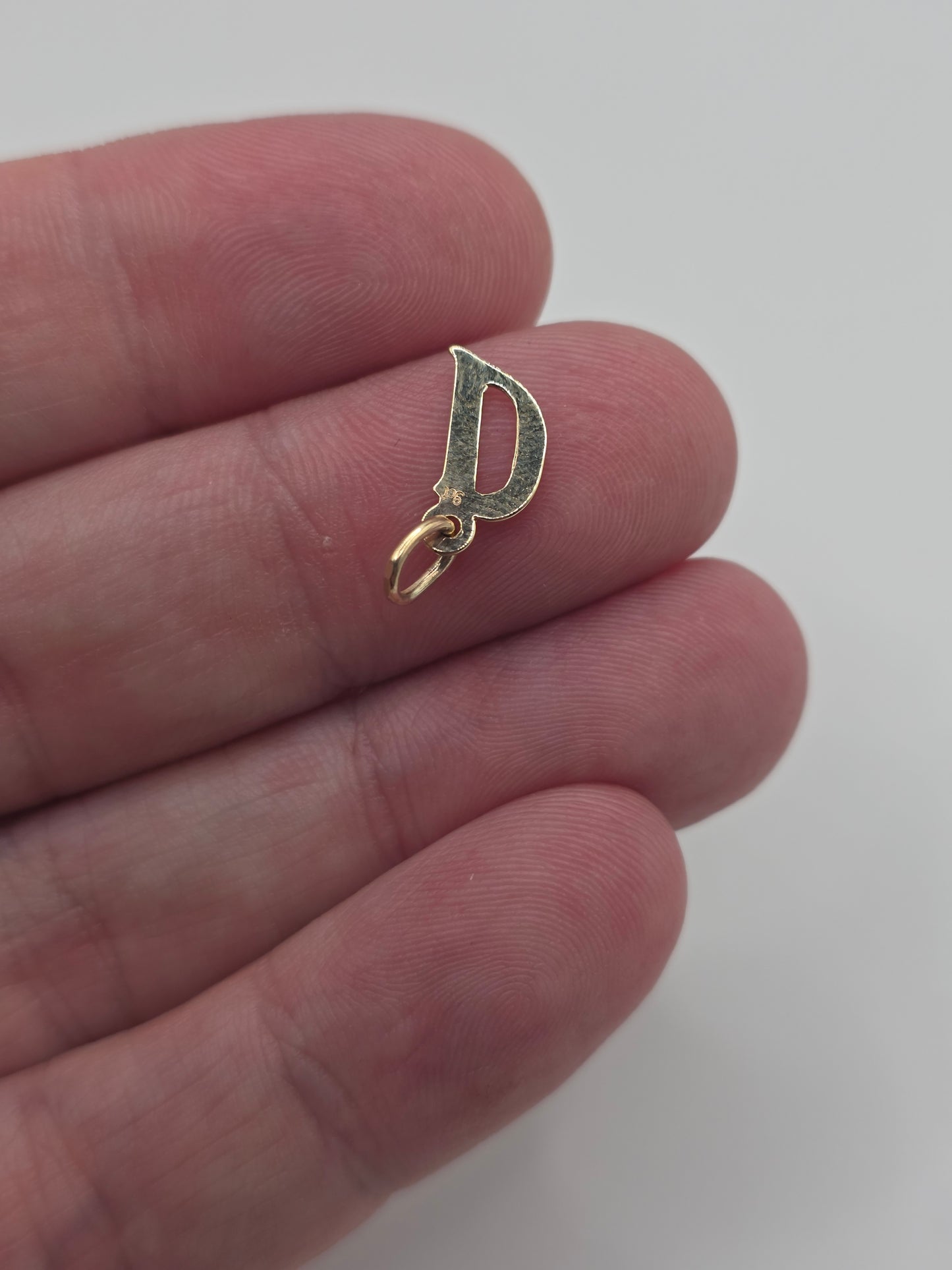 9ct gold initial D charm