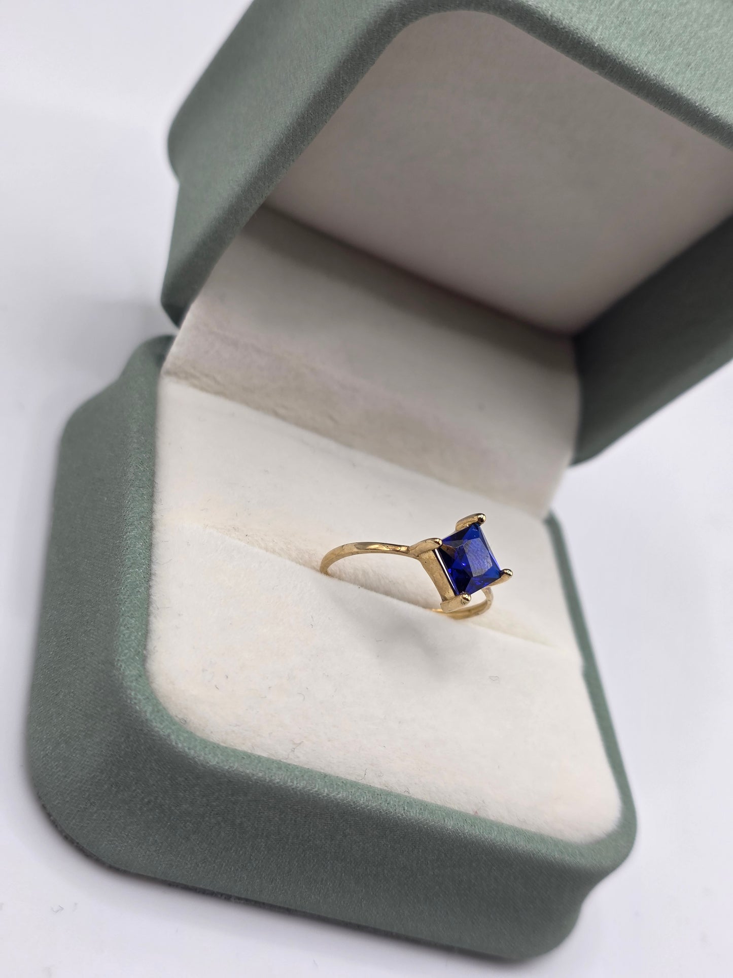 9ct gold synthetic sapphire ring
