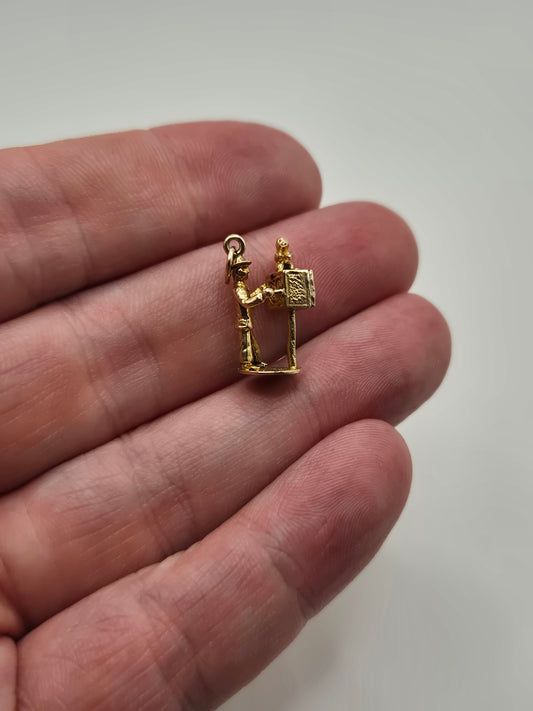 Vintage 9ct gold organ grinder and monkey charm
