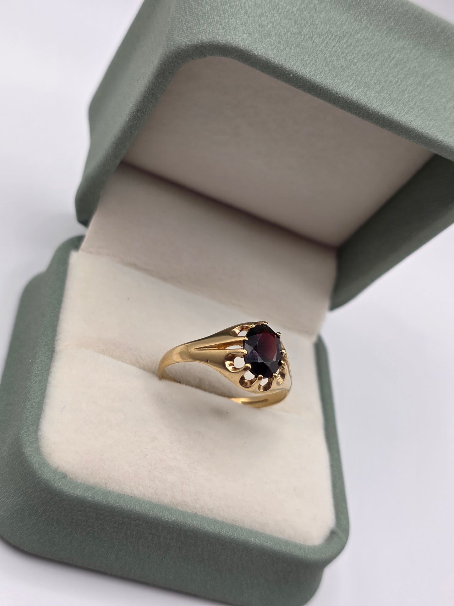 9ct gold garnet ring