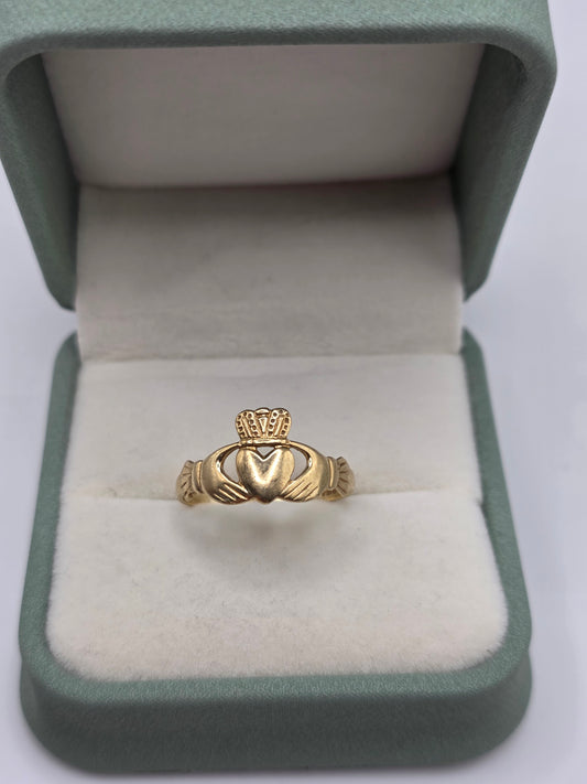 9ct gold claddagh ring