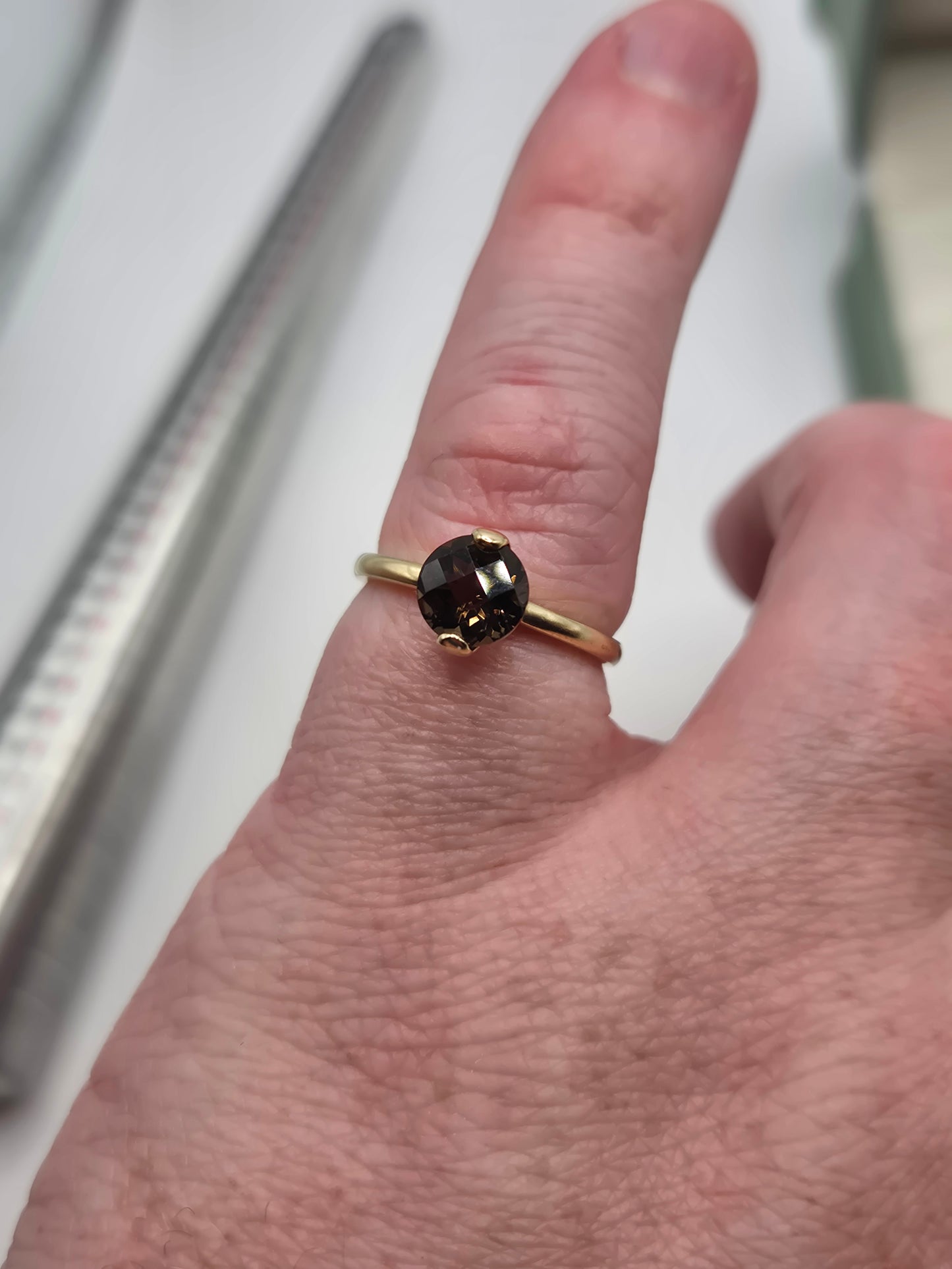 9ct gold quartz ring
