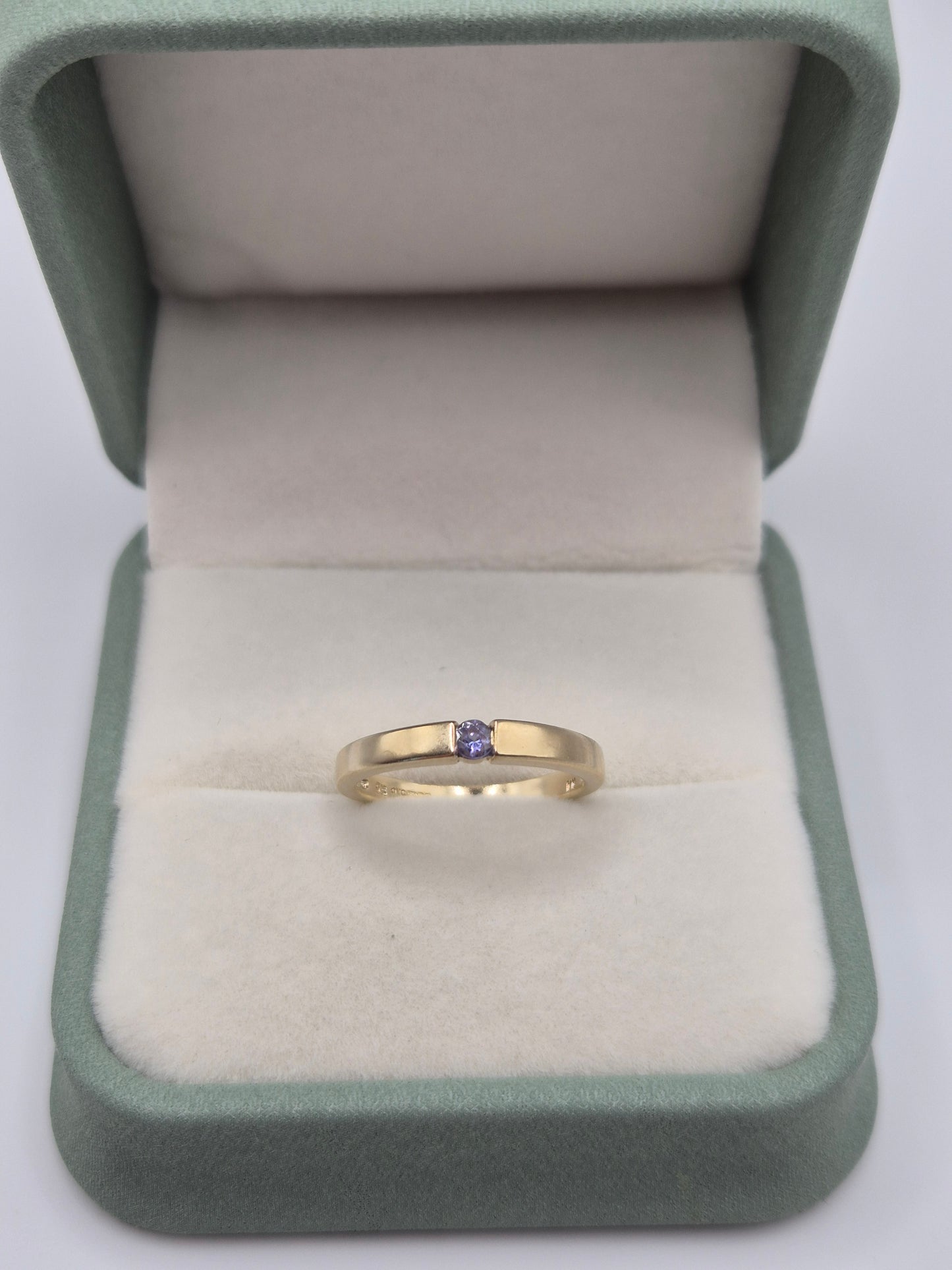 9ct gold tanzanite ring