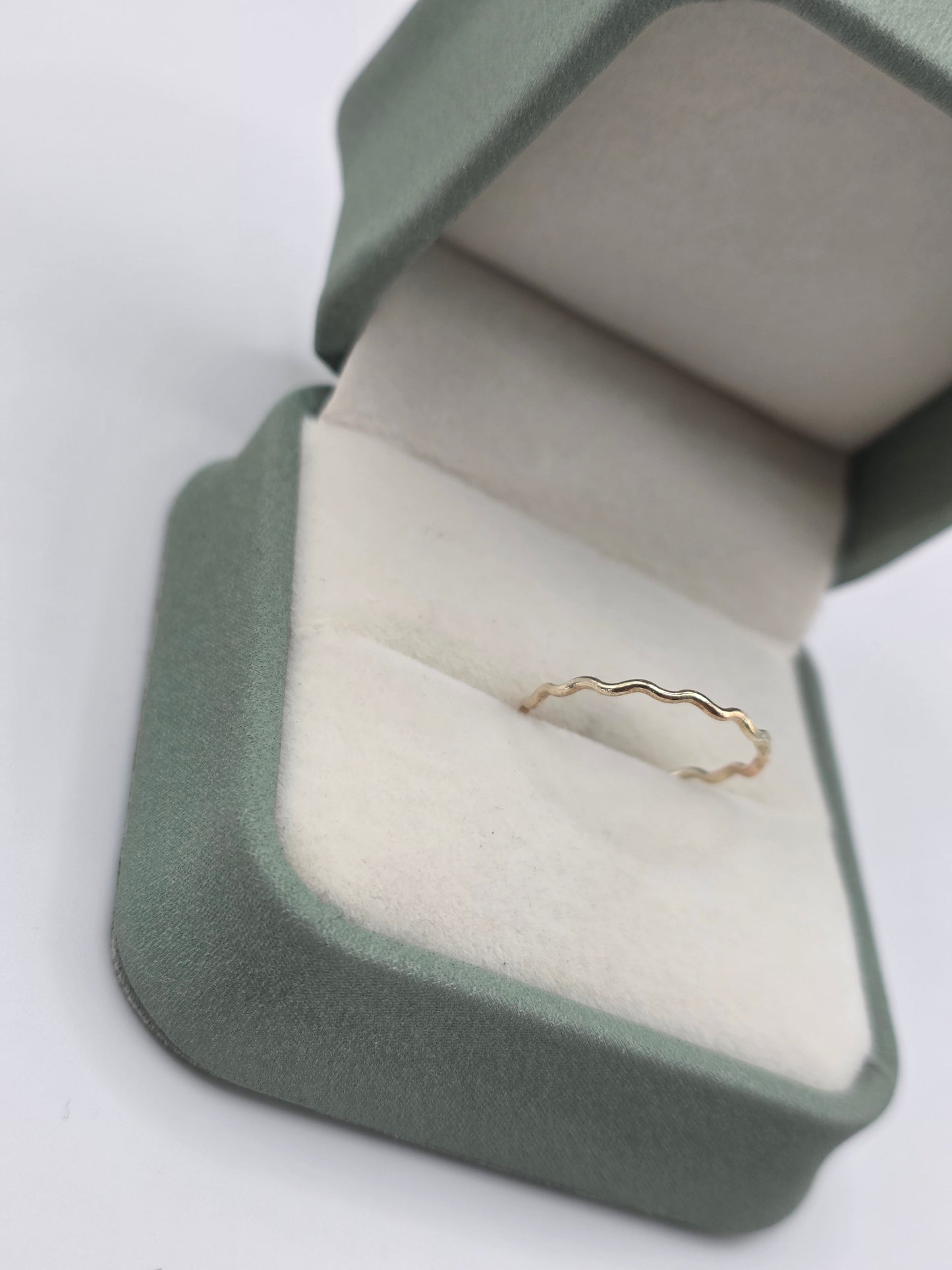 9ct gold wavy stacking ring