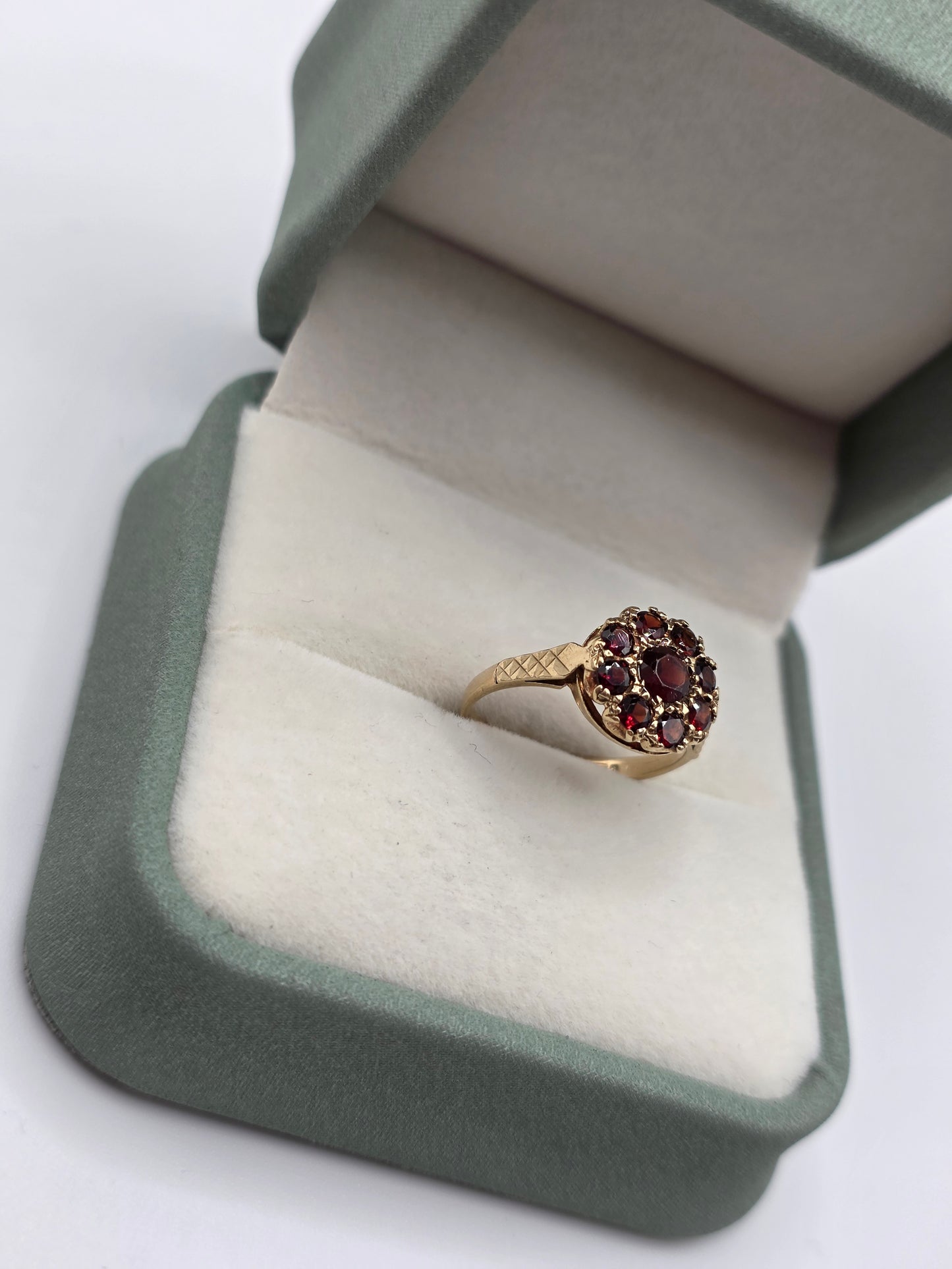 9ct gold garnet ring