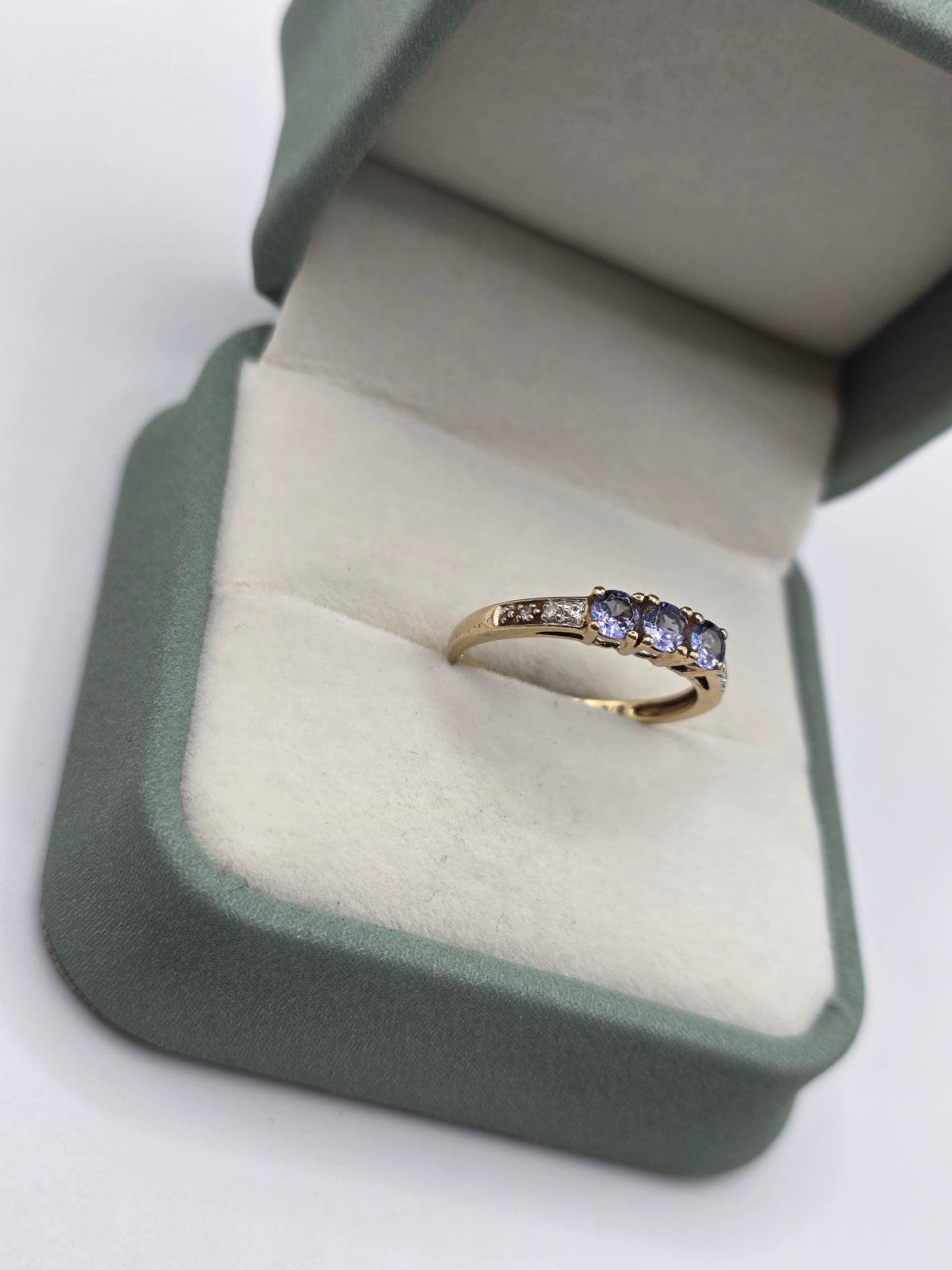 9ct gold tanzanite and diamond ring