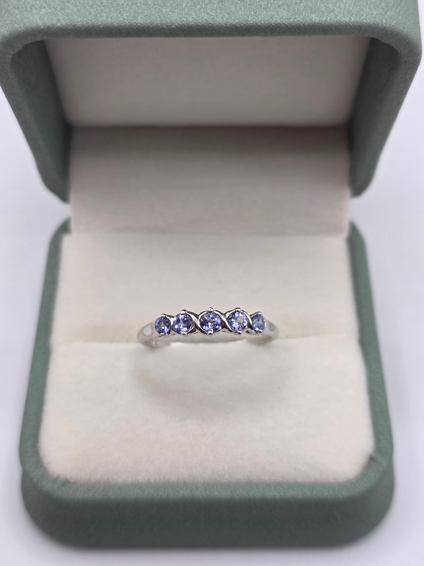 9ct white gold tanzanite ring