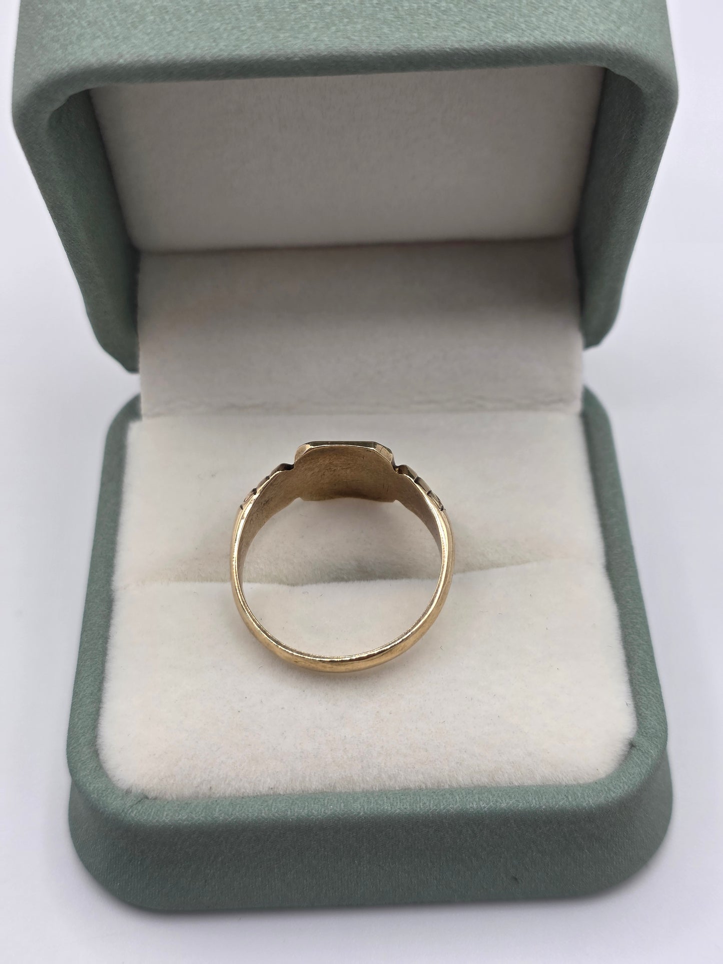 Heavy vintage 9ct gold signet ring