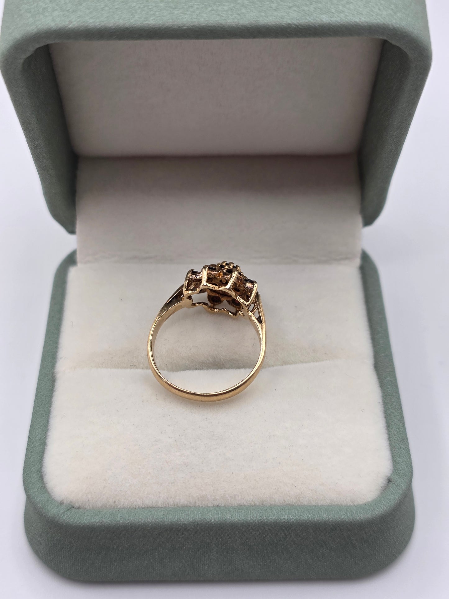 9ct gold garnet ring