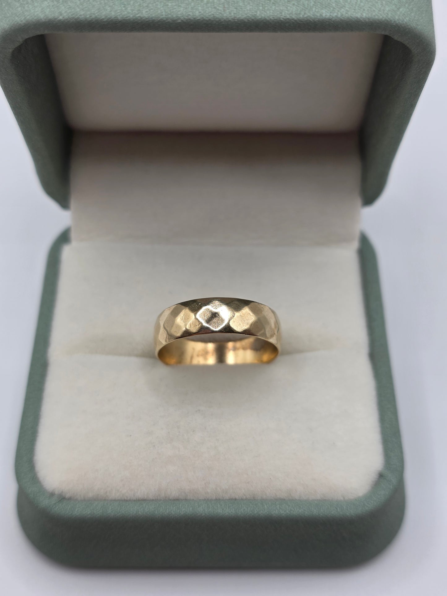 Vintage 9ct gold patterned band ring
