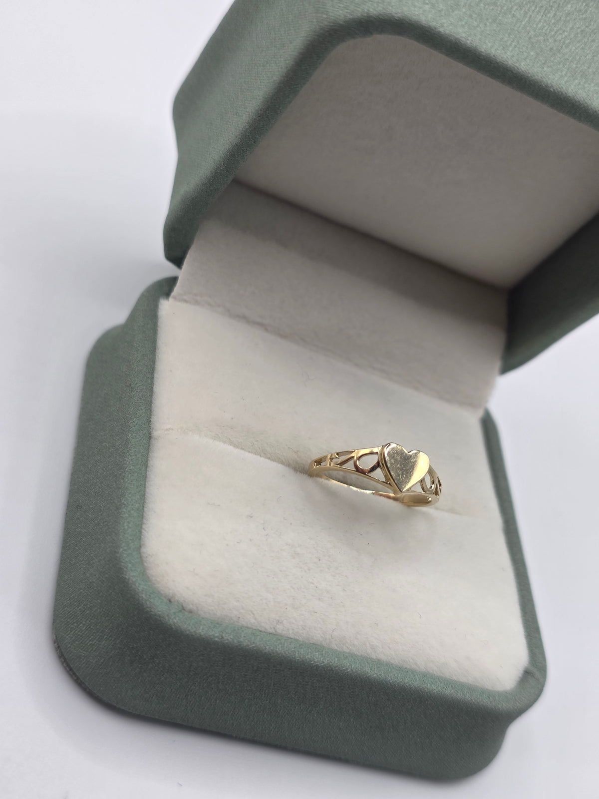 9ct gold heart signet ring