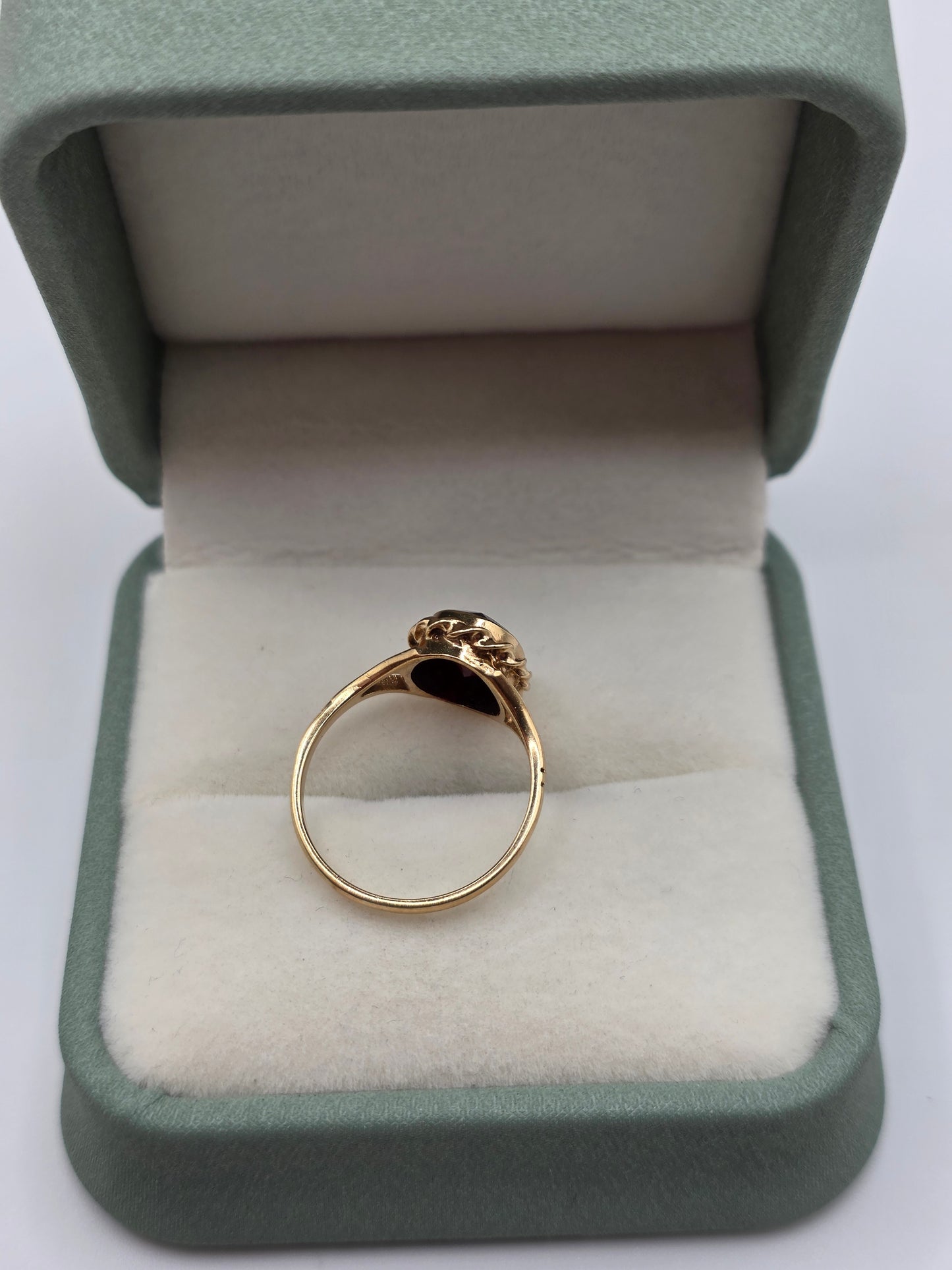 9ct gold garnet ring