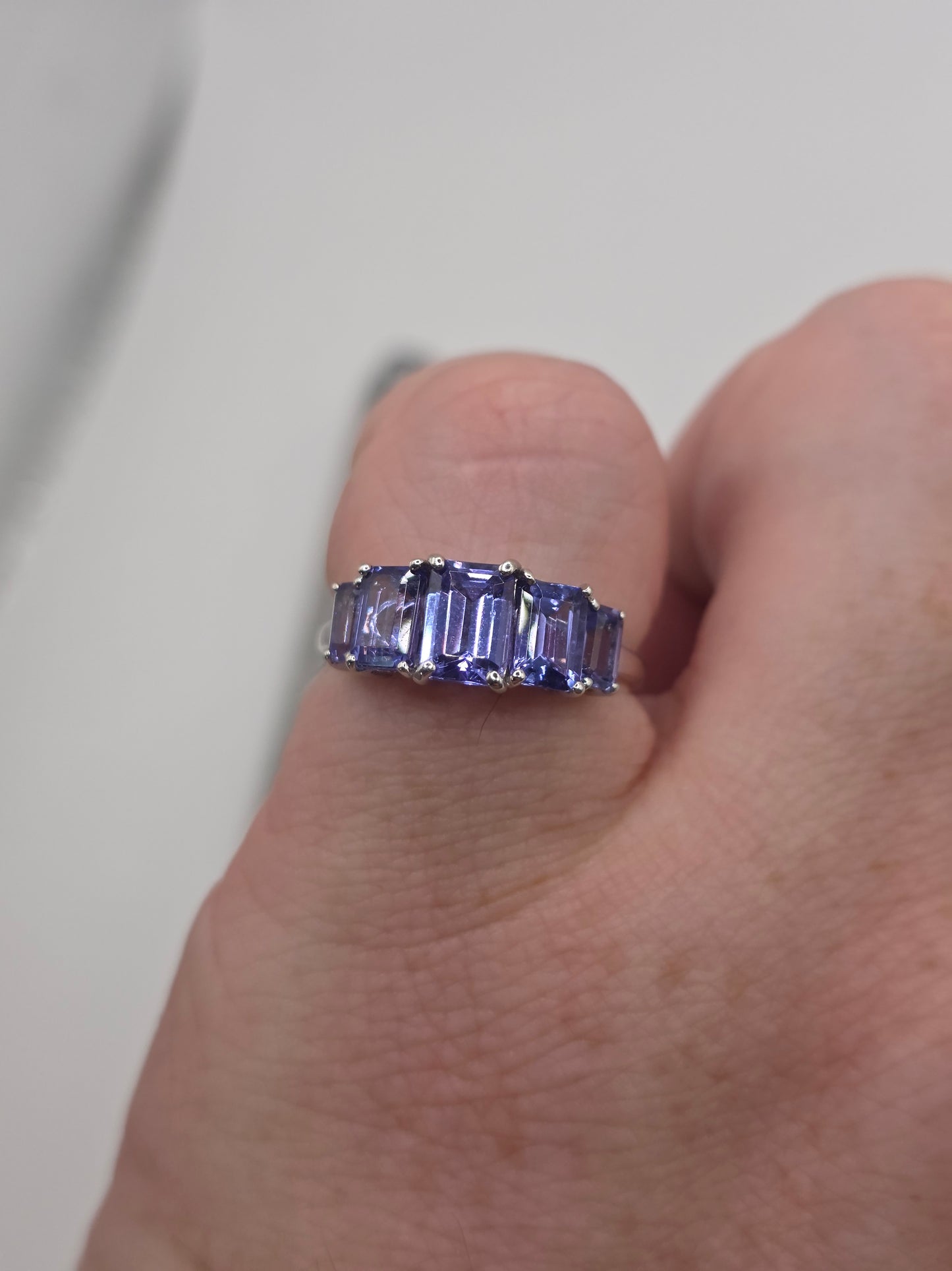 9ct white gold tanzanite ring