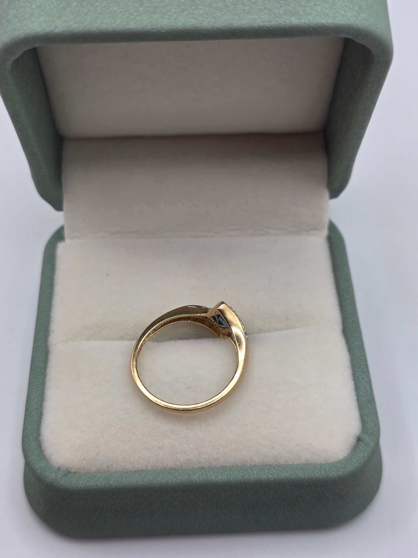 9ct gold sapphire and diamond ring