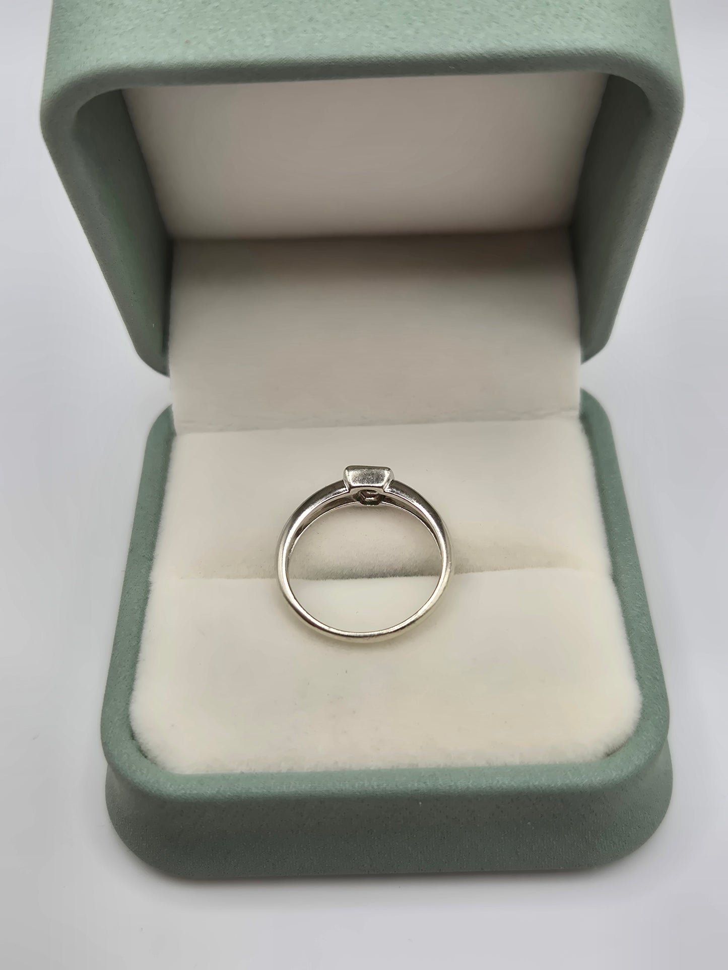 9ct white gold emerald ring