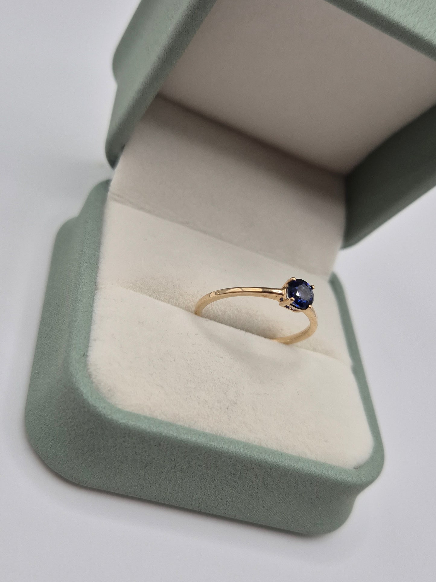 9ct gold sapphire ring
