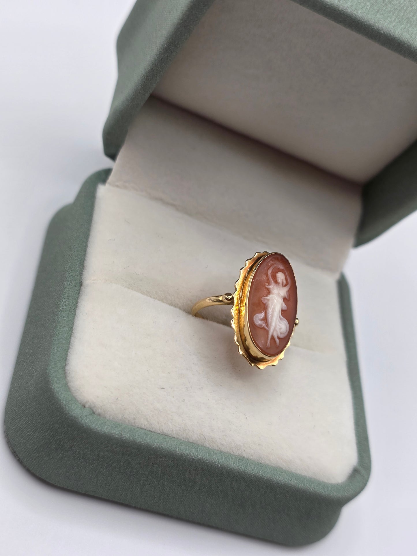 Vintage 18ct gold cameo ring