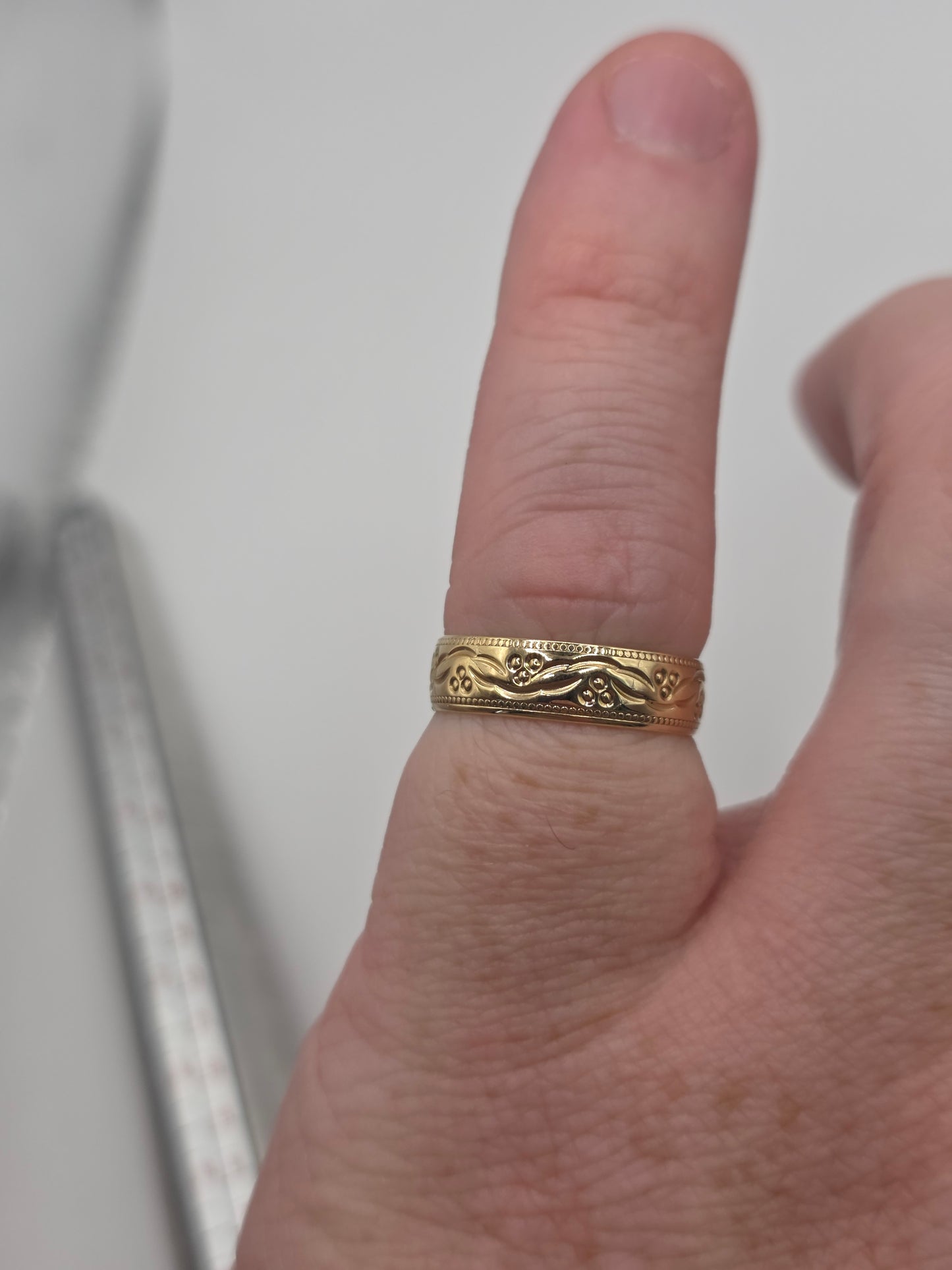 9ct gold patterned band ring