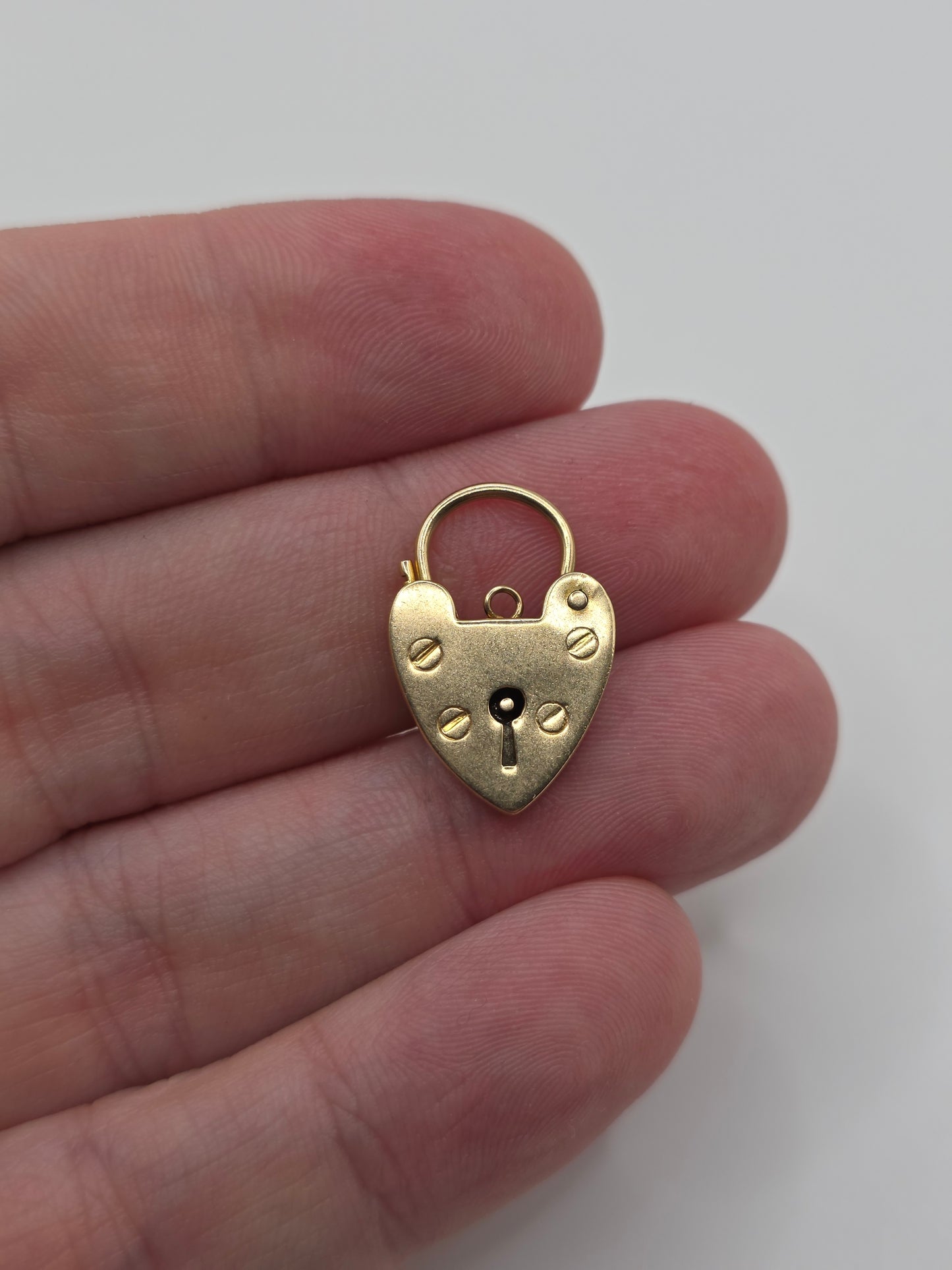 9ct gold padlock 33