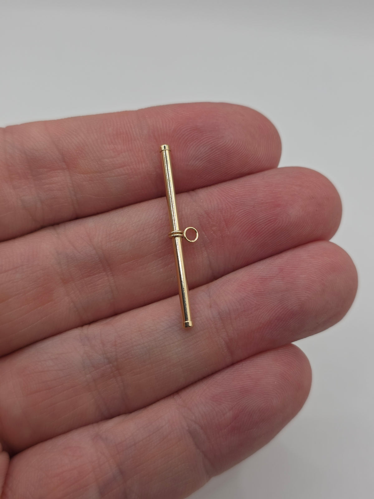 9ct gold 33mm T-Bar pendant
