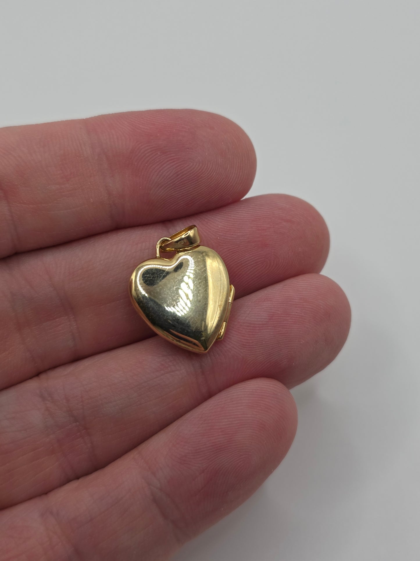 9ct gold diamond locket pendant