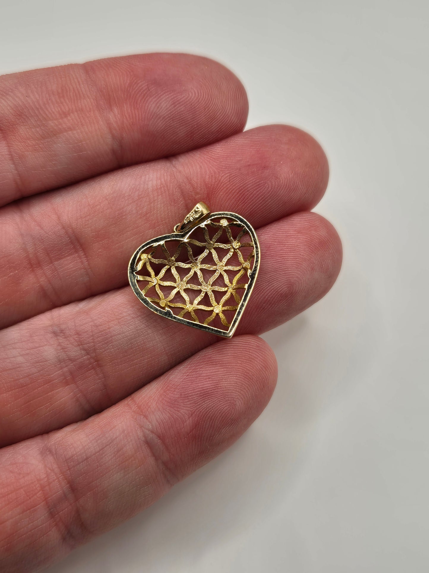 9ct gold heart pendant