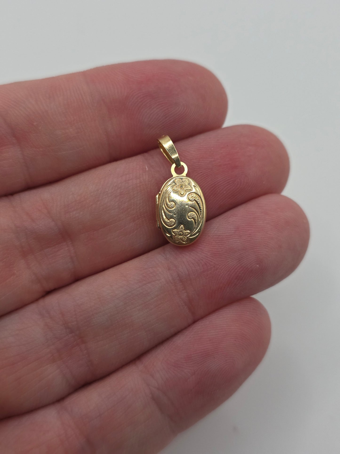 9ct gold floral locket pendant