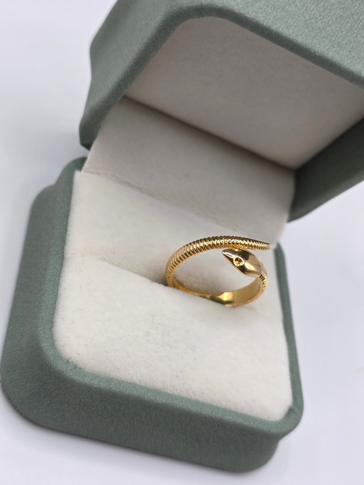 18ct gold snake ring