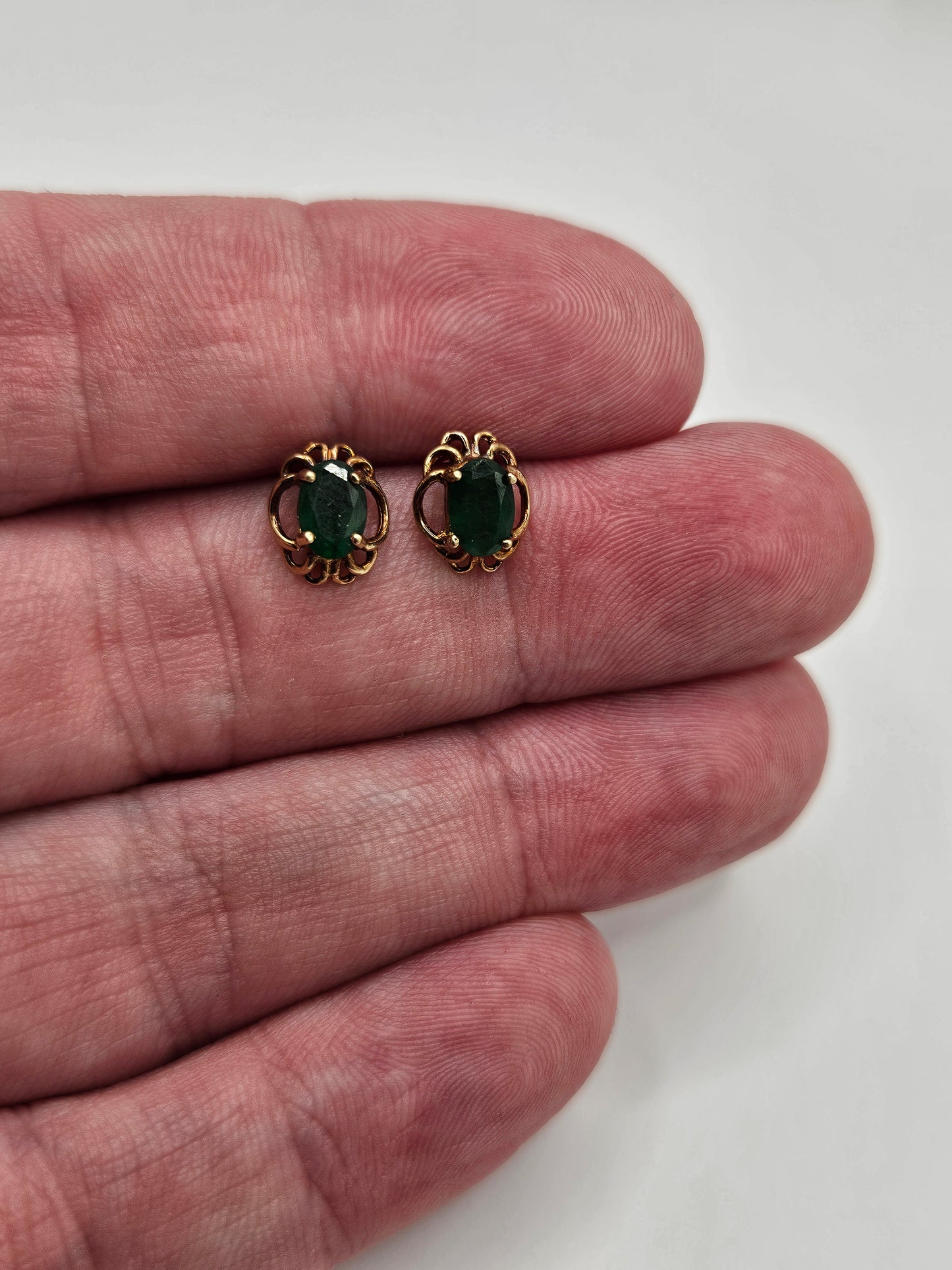 9ct gold emerald earrings