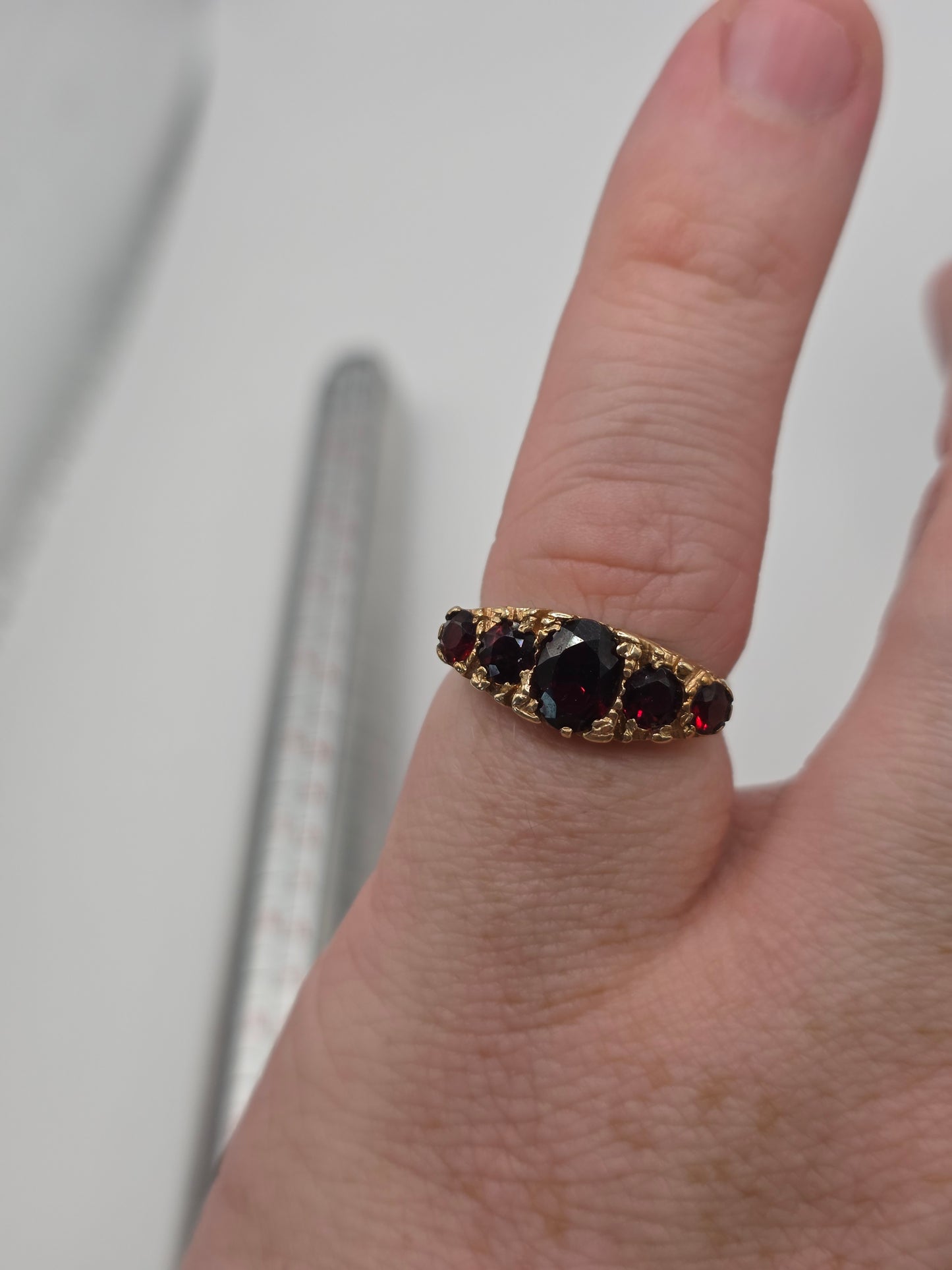 9ct gold garnet ring