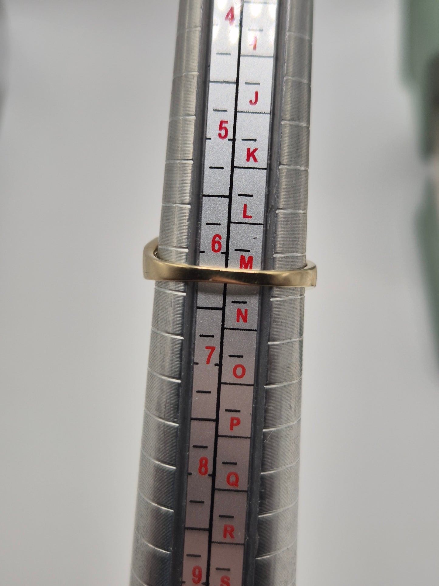 9ct gold tanzanite and diamond ring