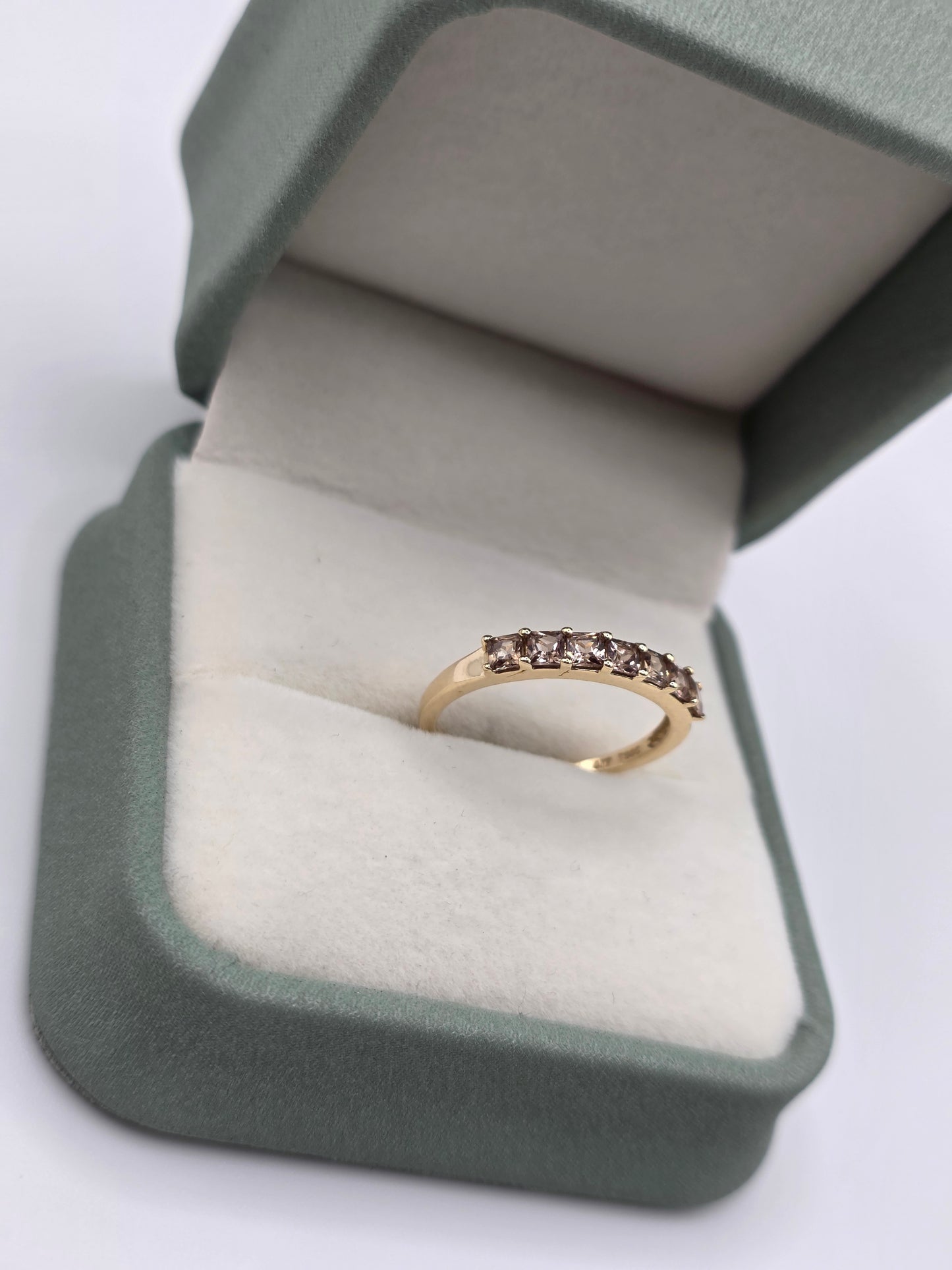 9ct gold quartz ring