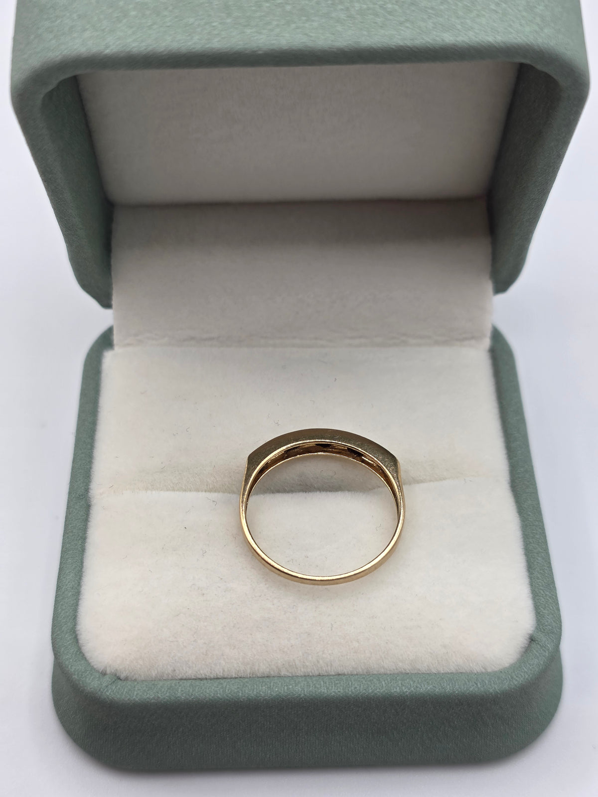 9ct gold sapphire and diamond ring