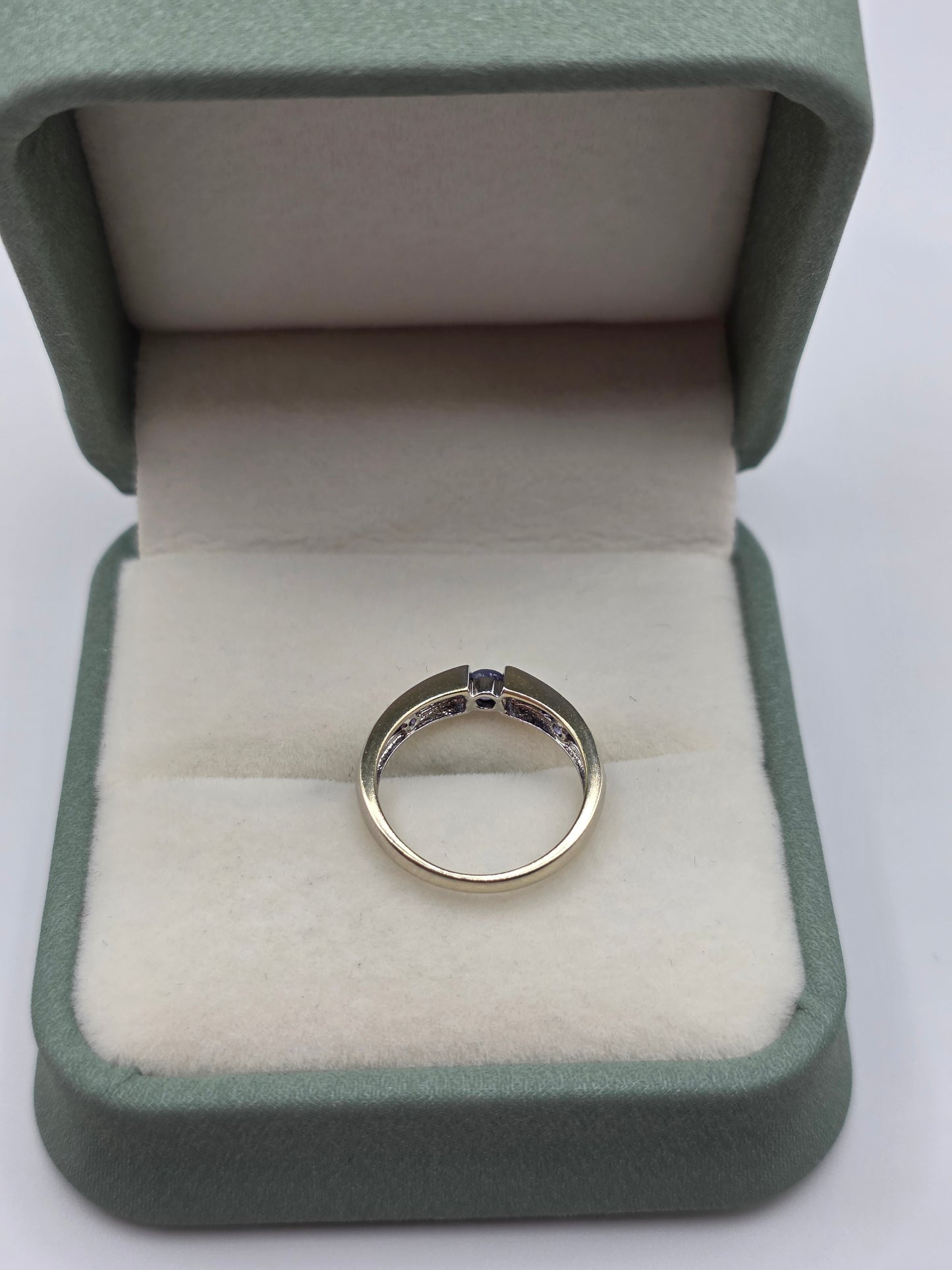 9ct white gold tanzanite ring