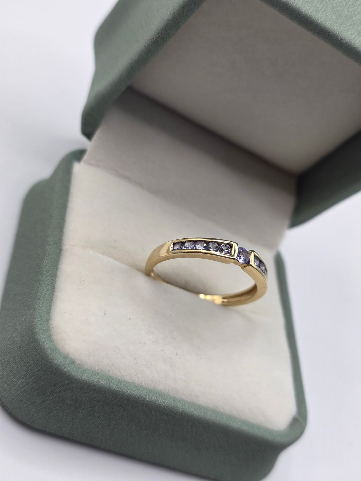 9ct gold tanzanite ring