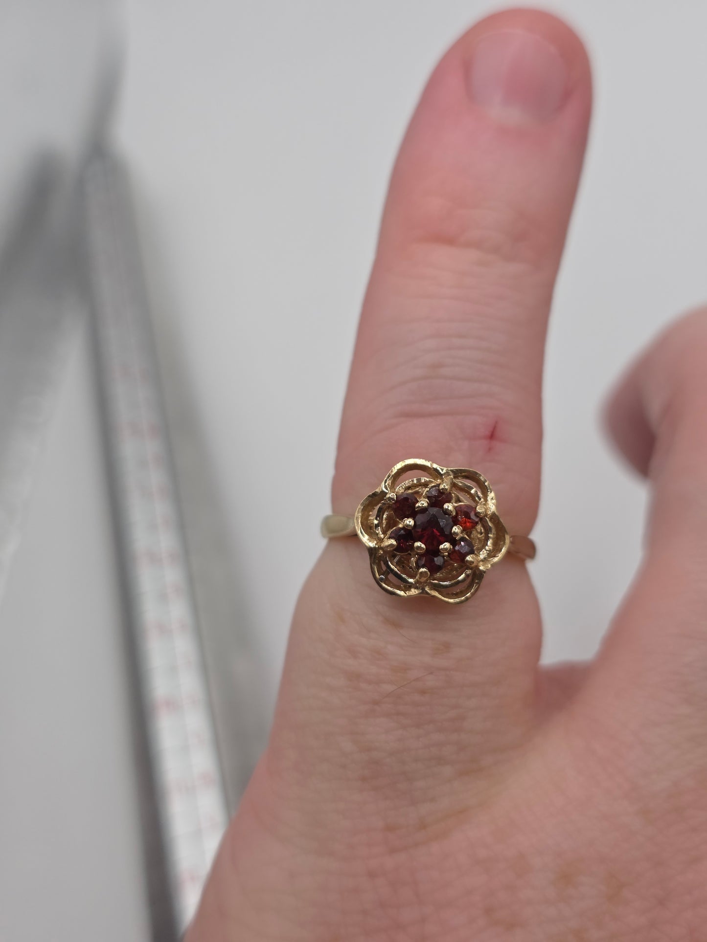 9ct gold garnet ring