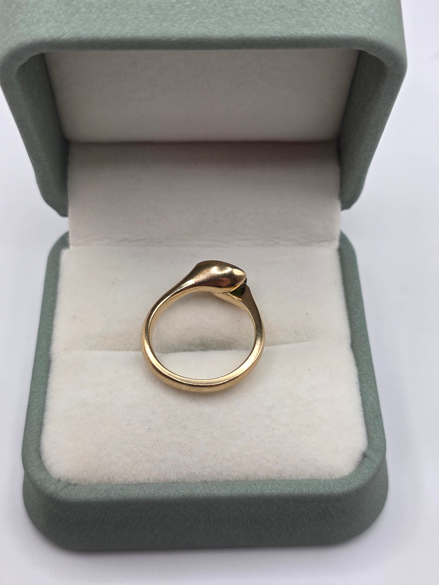 Heavy 9ct gold diopside ring