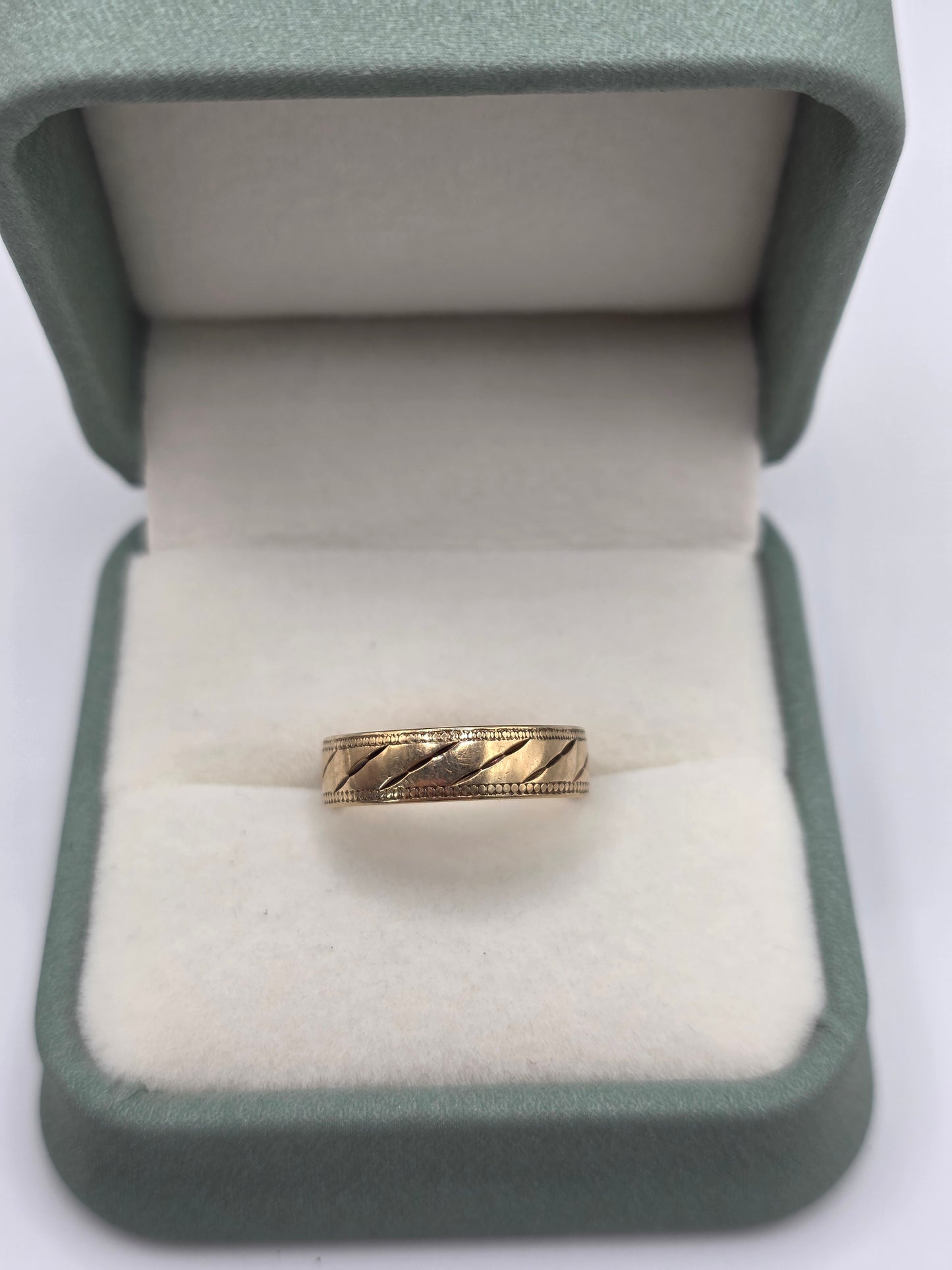 9ct gold patterned band ring