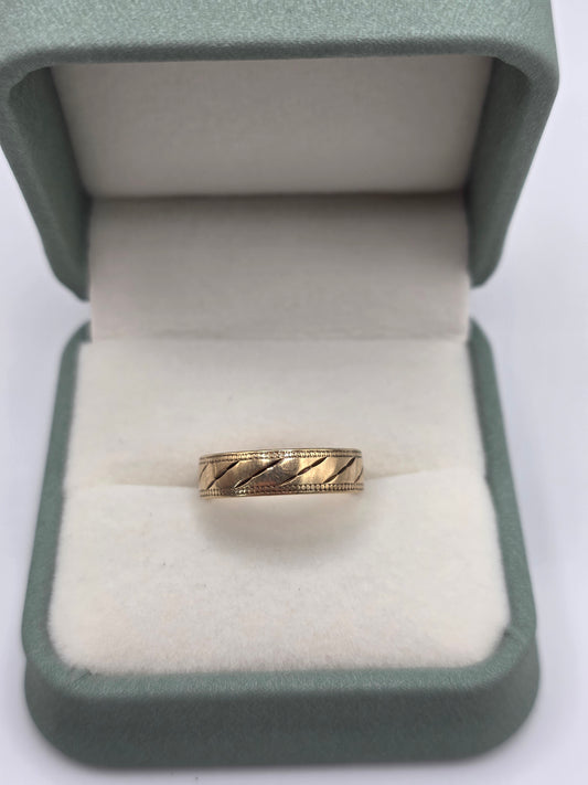 9ct gold patterned band ring