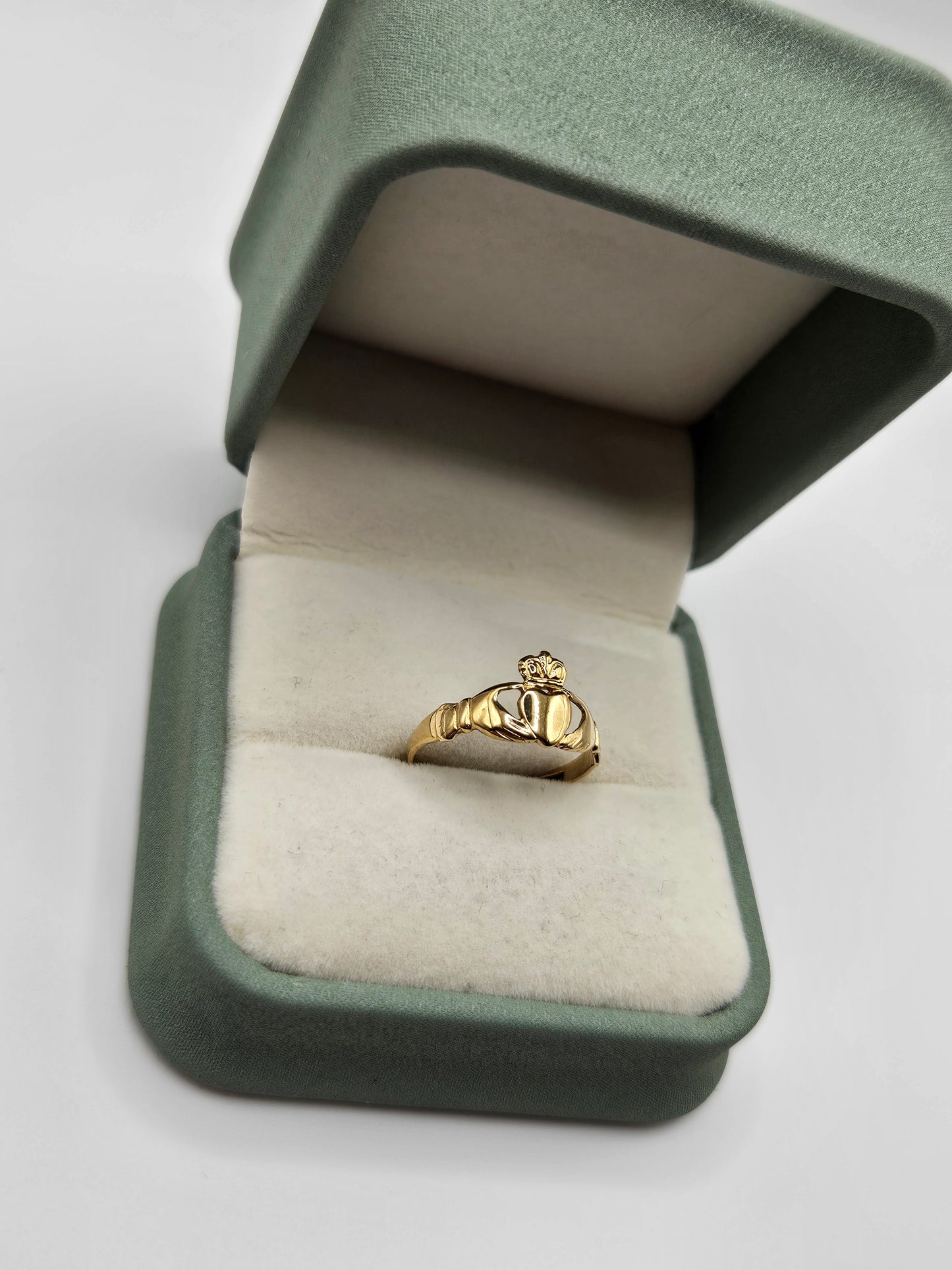 9ct gold claddagh ring