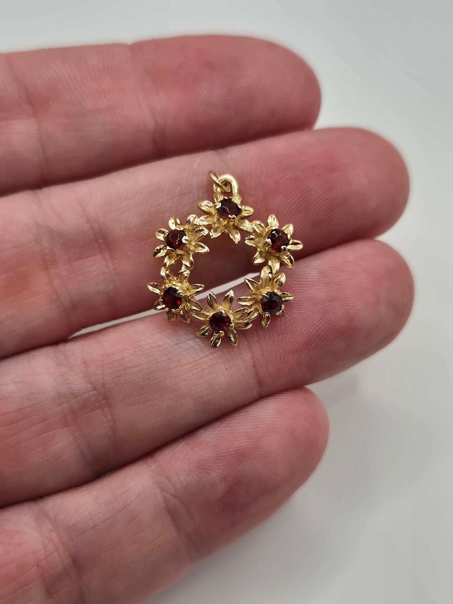 9ct gold garnet pendant