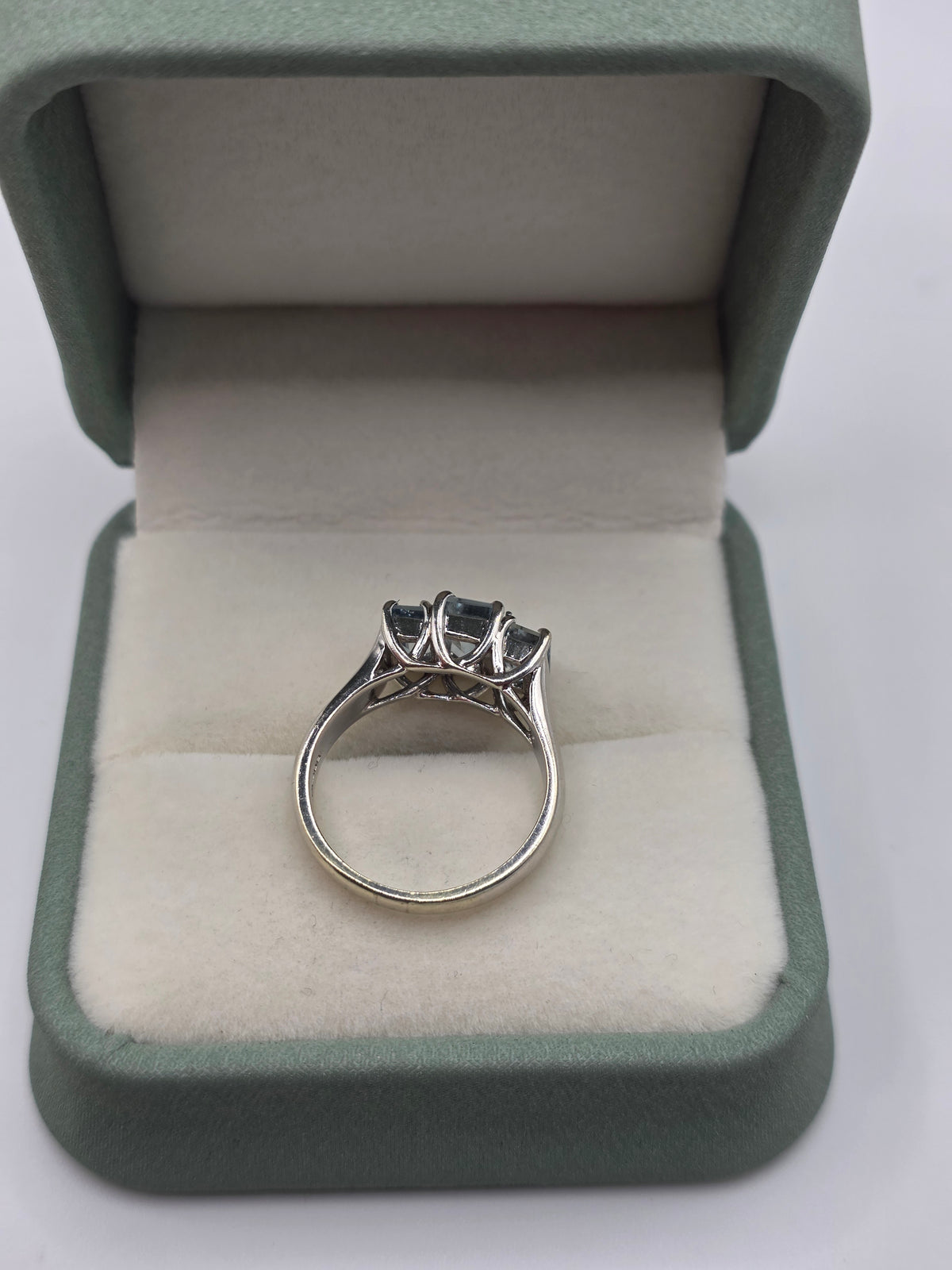 Heavy 9ct white gold aquamarine ring