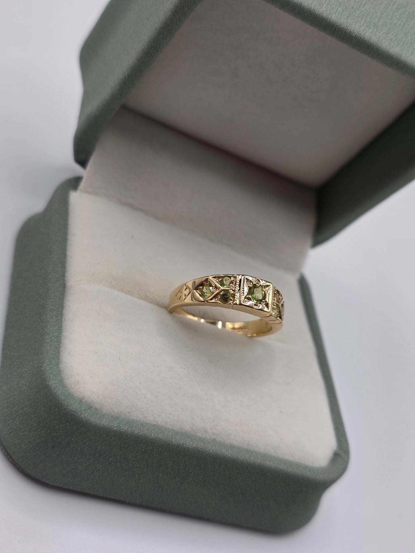 9ct gold peridot ring